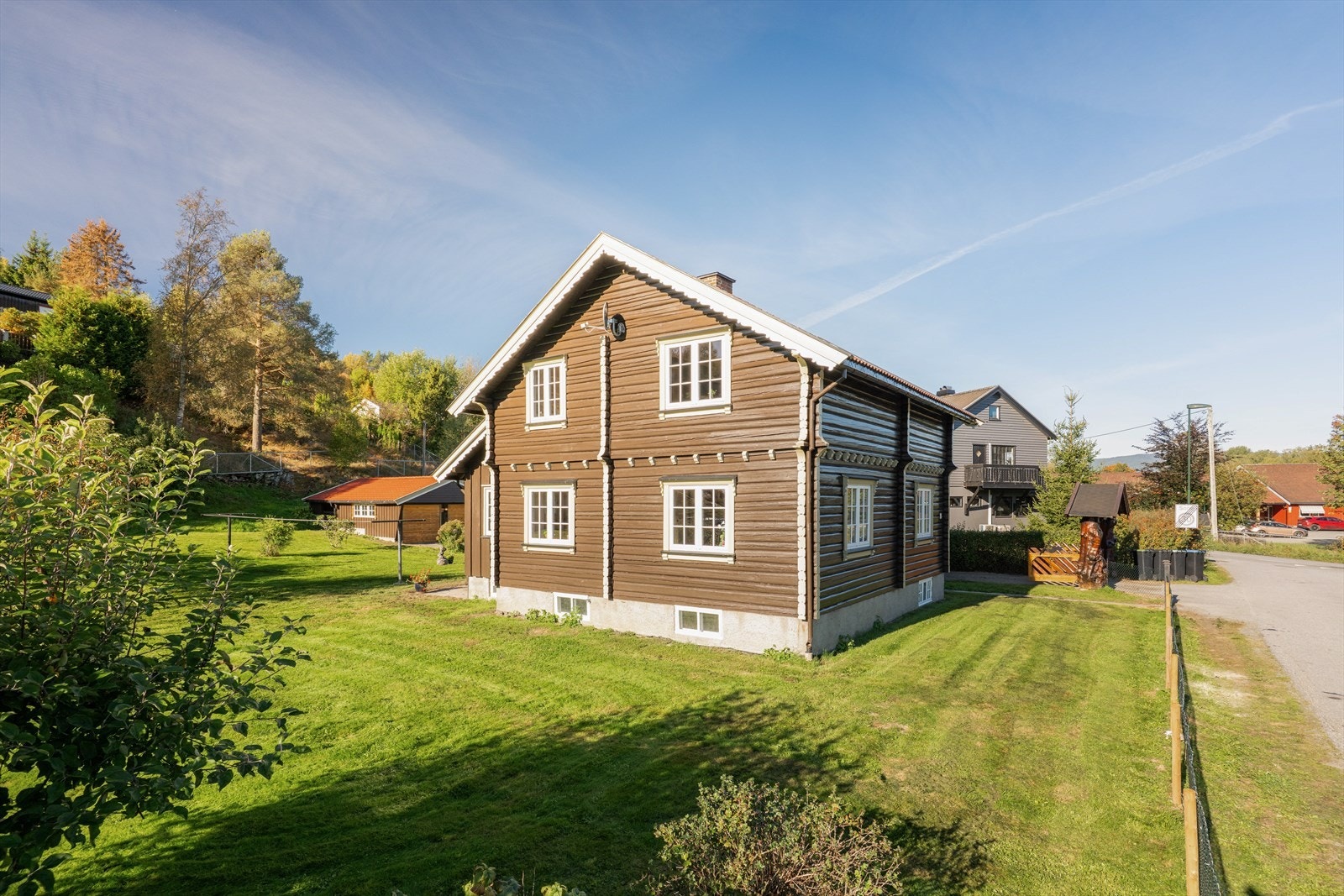 Boligen ligger fint og barnevennlig til i et lite boligfeltet på Yli ca. 5 km fra Notodden sentrum. Nærhet til barnehage og flotte turområder. Galleribilde