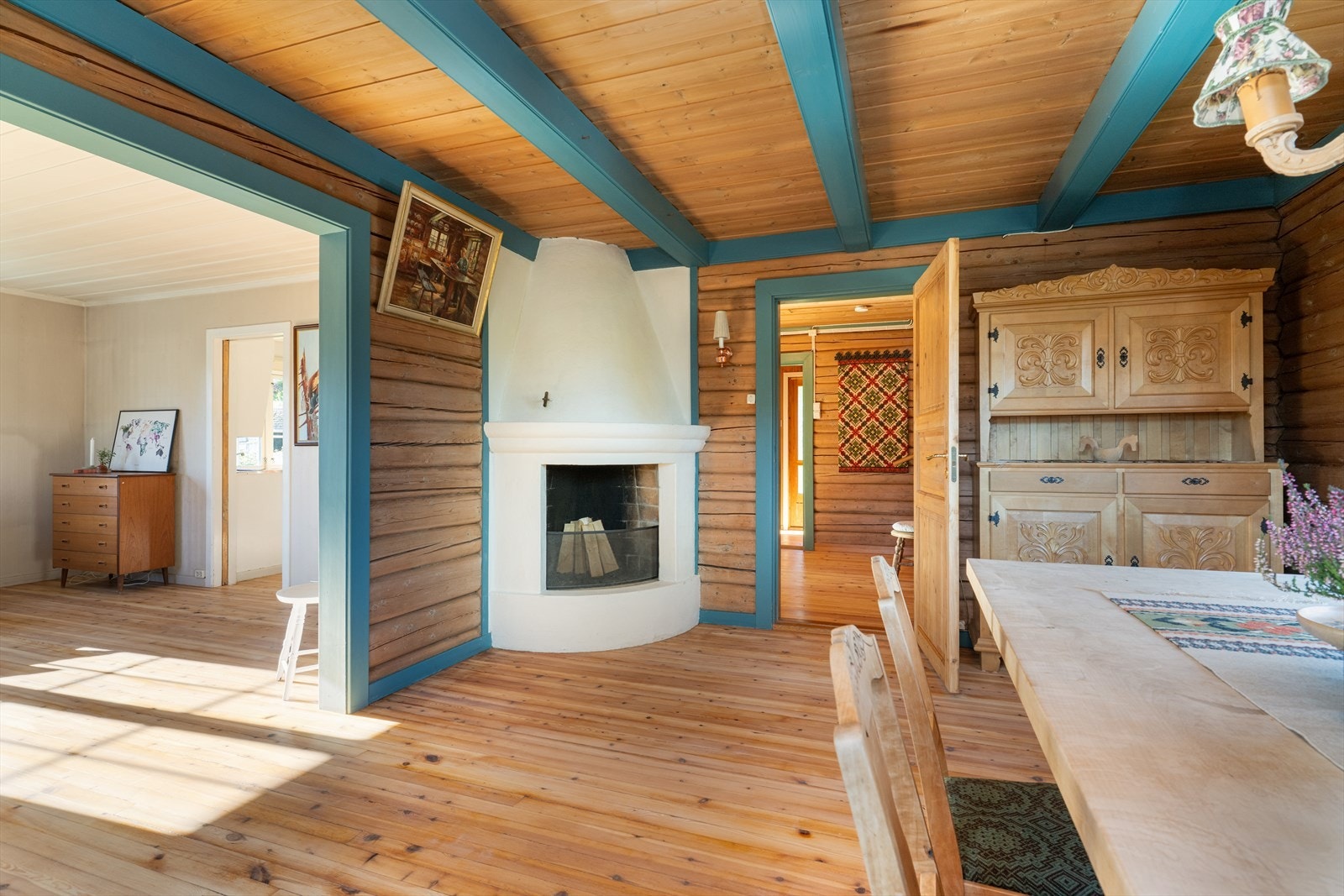 I spisestuen er det åpen peis som skaper en god atmosfære og gir fint innsyn til flammene. Galleribilde