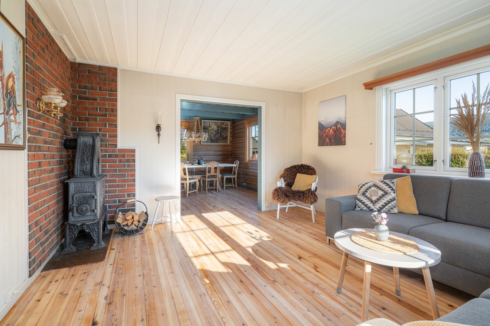 I stuen står det peisovn fra Ulefos som gir lun og god varme. Galleribilde