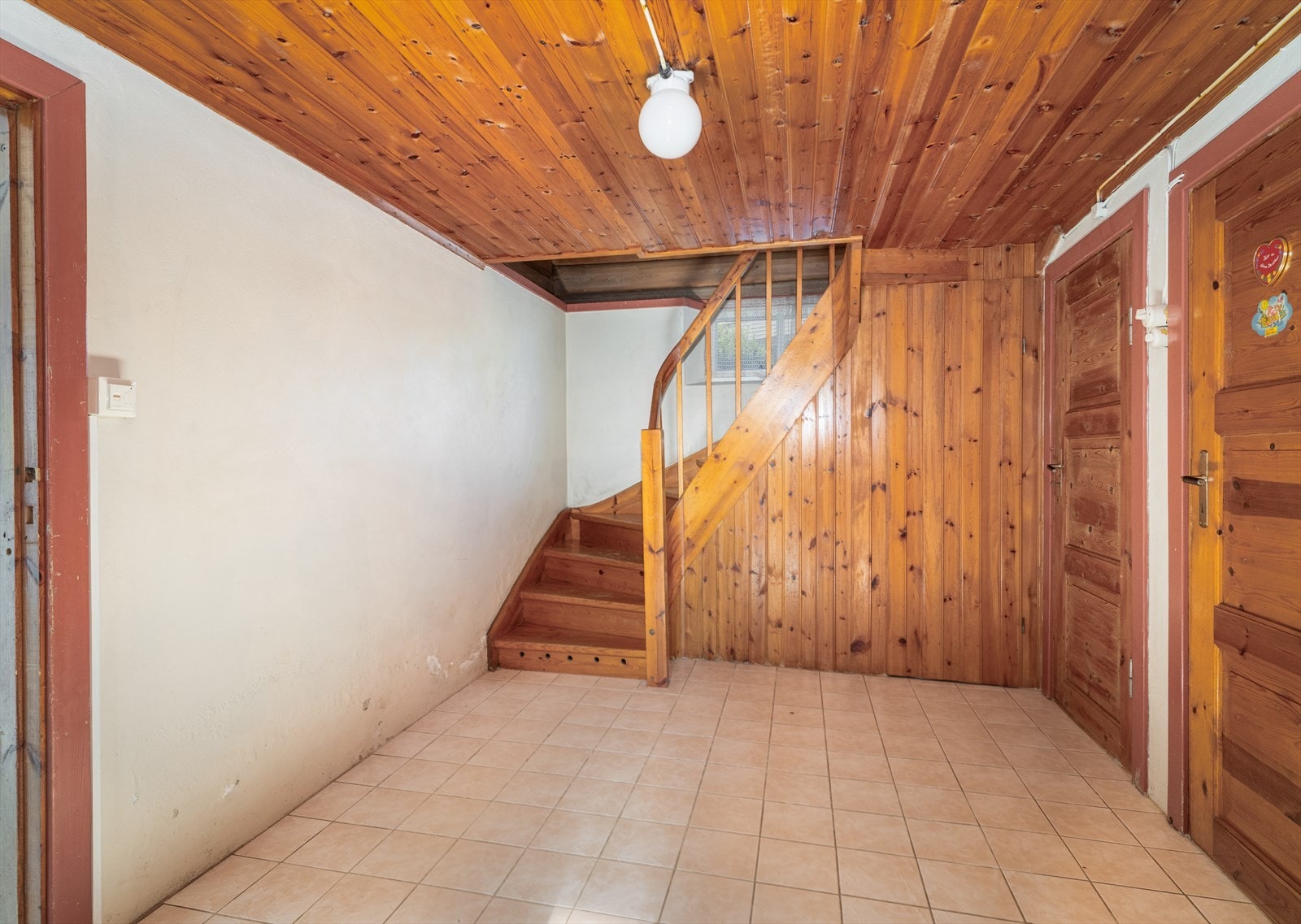 Under trapperom i kjeller er det et praktisk kott med lagringsplass. Galleribilde