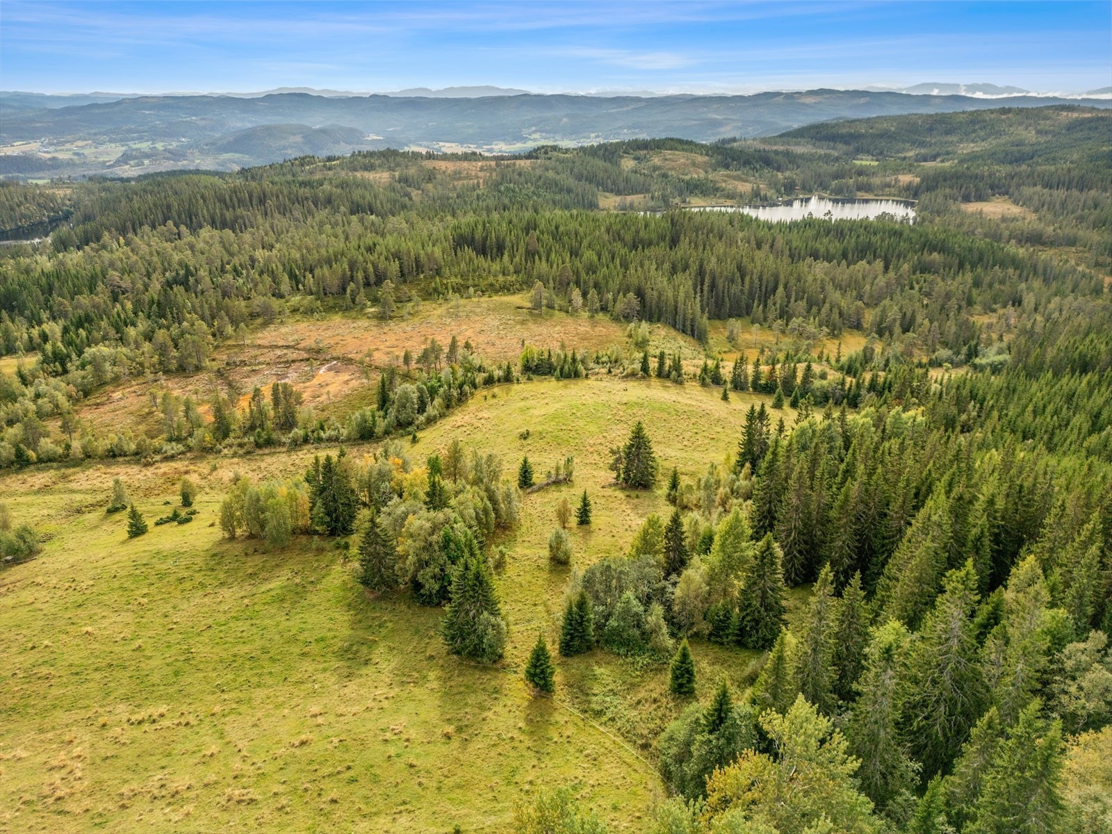 Eiendommen ligger vendt mot sør som gir gode sol- og utsiktsforhold. Galleribilde
