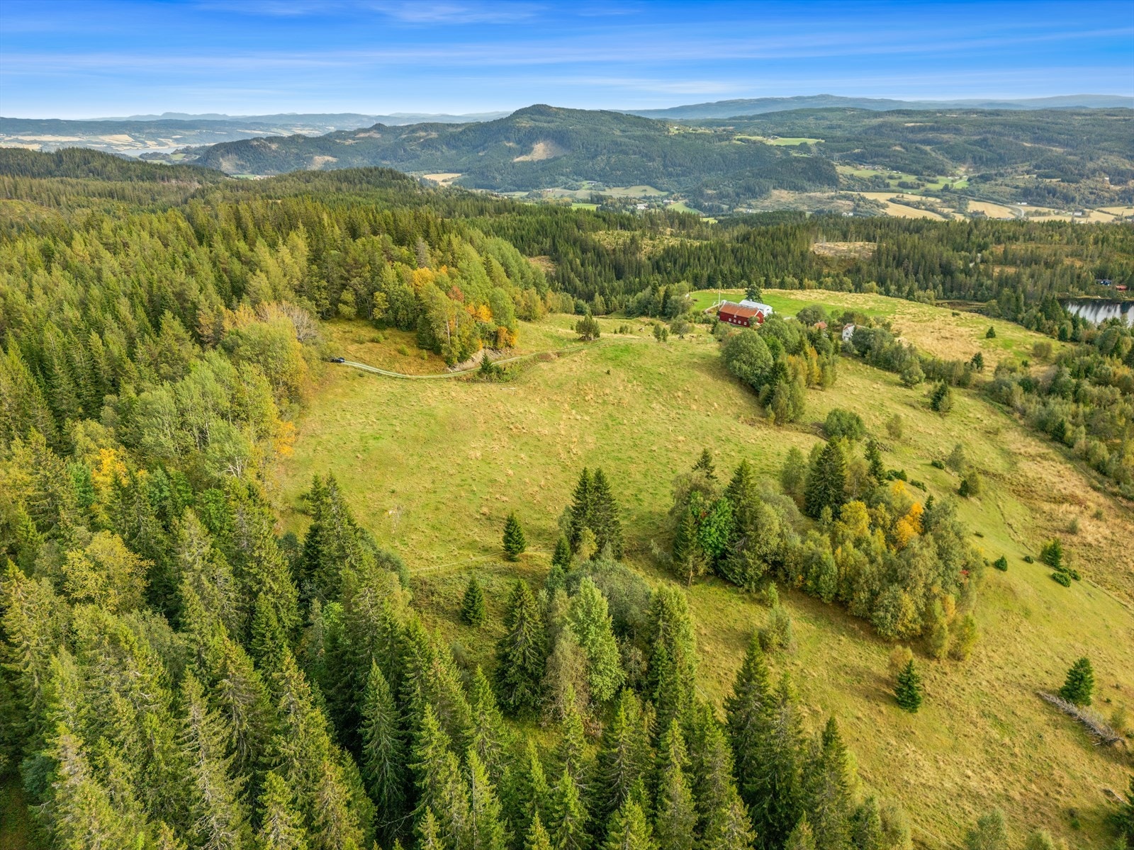 Tomta er stor og romslig på 1360 m². Galleribilde