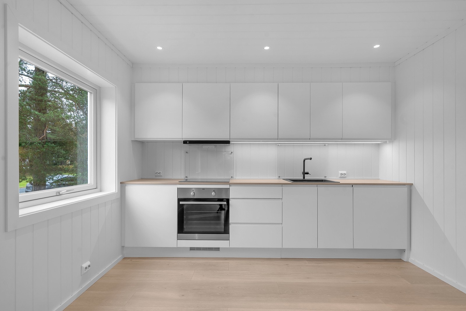 Moderne kjøkken med integrerte hvitevarer Galleribilde