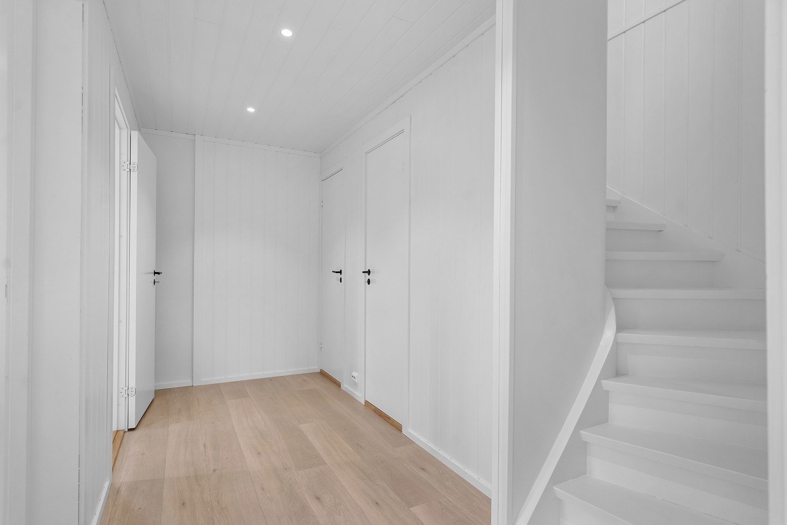 Gang m/ trapp til 2.etasje Galleribilde