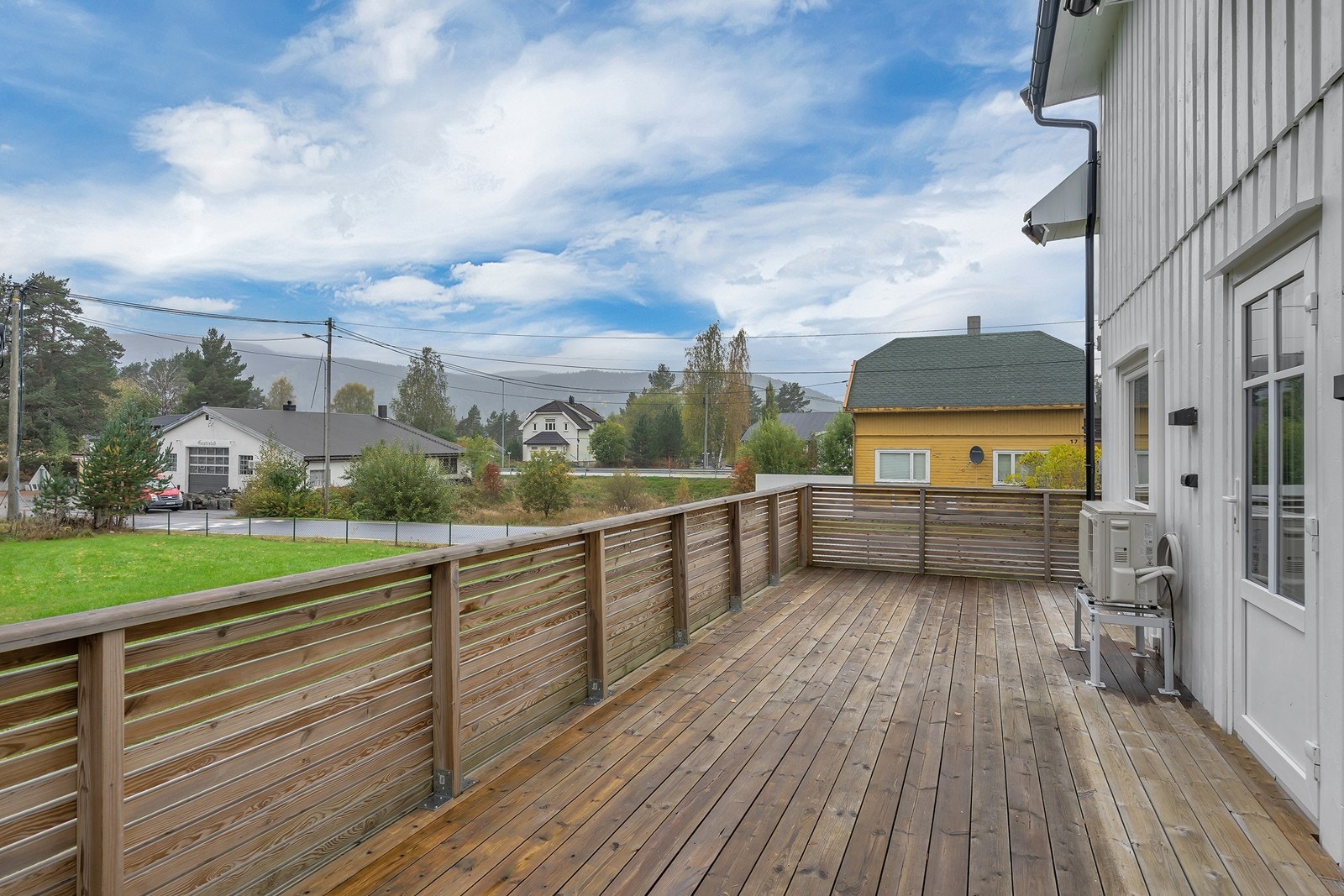Romslig terrasse; her er det god plass til sittegruppe Galleribilde