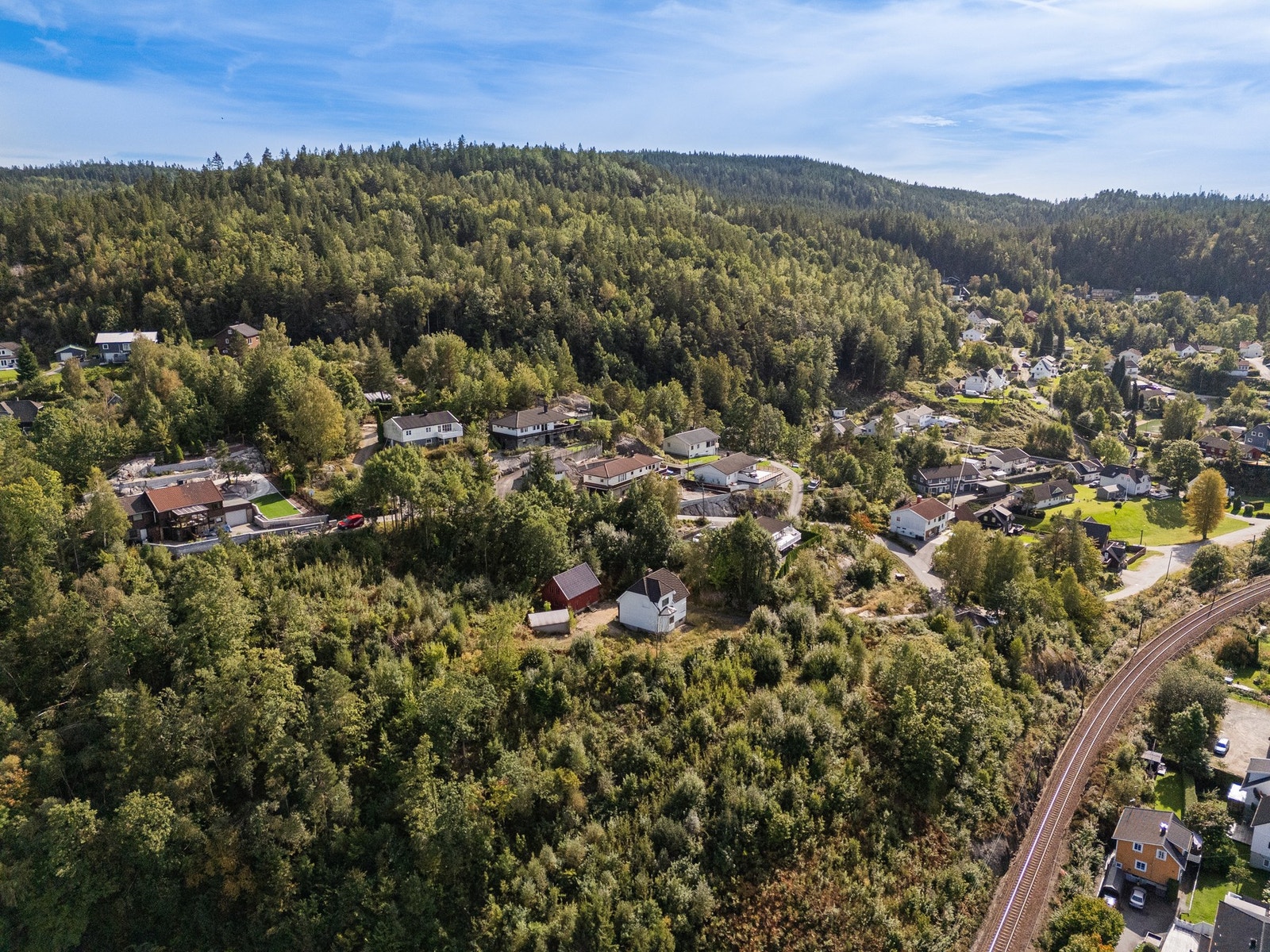 Dronefoto over eiendommen og dens omgivelser Galleribilde