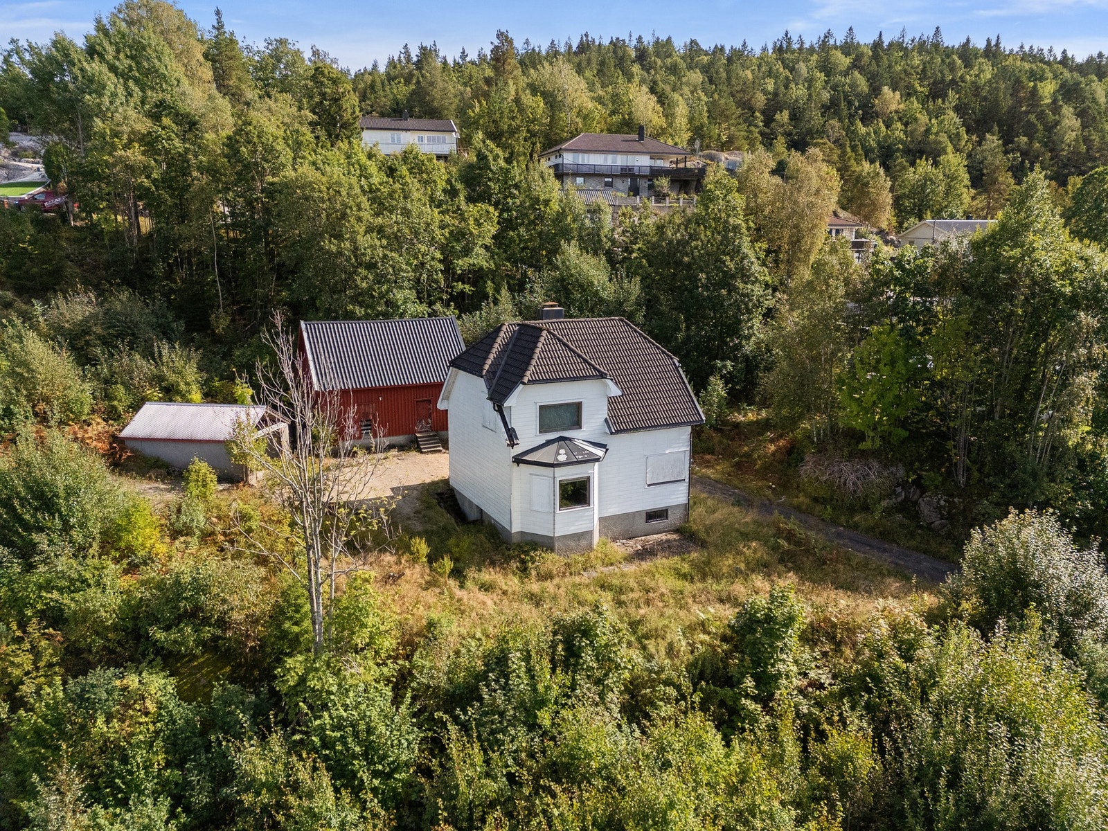 Dronefoto over bygningene på eiendommen Galleribilde