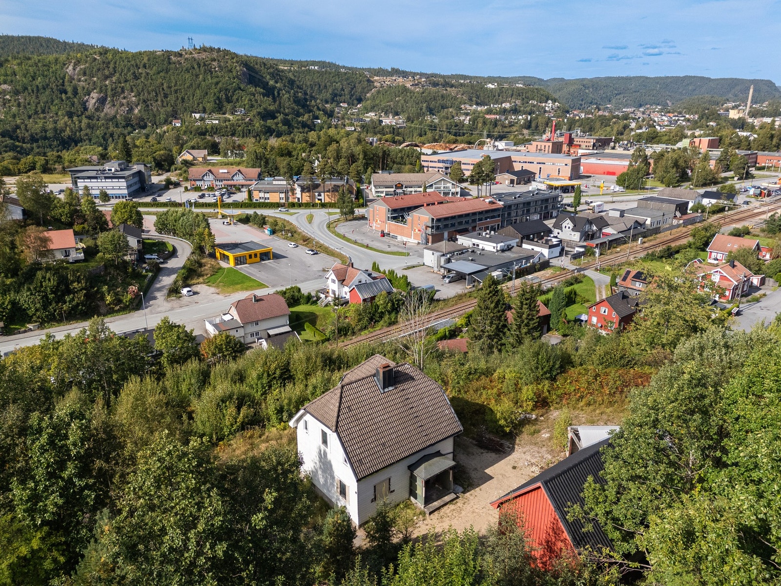 Dronefoto over eiendommen mot Vikeland Galleribilde