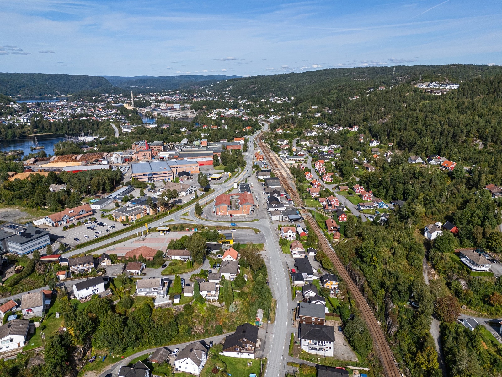 Dronefoto over eiendommen og området rundt Vikeland Galleribilde