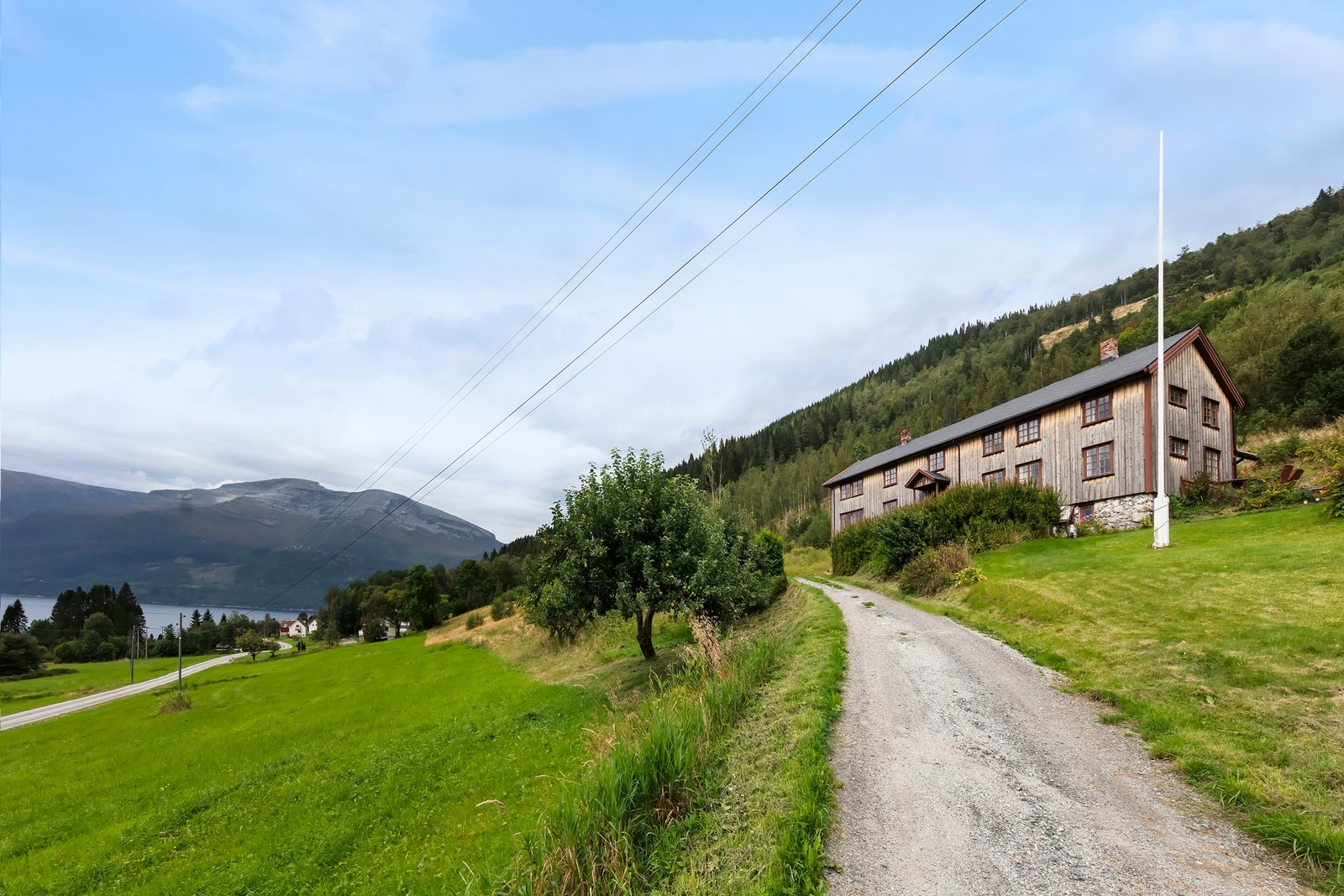 Tunet består ac ca 2,7 dekar, opparbeidet med noe plener Galleribilde