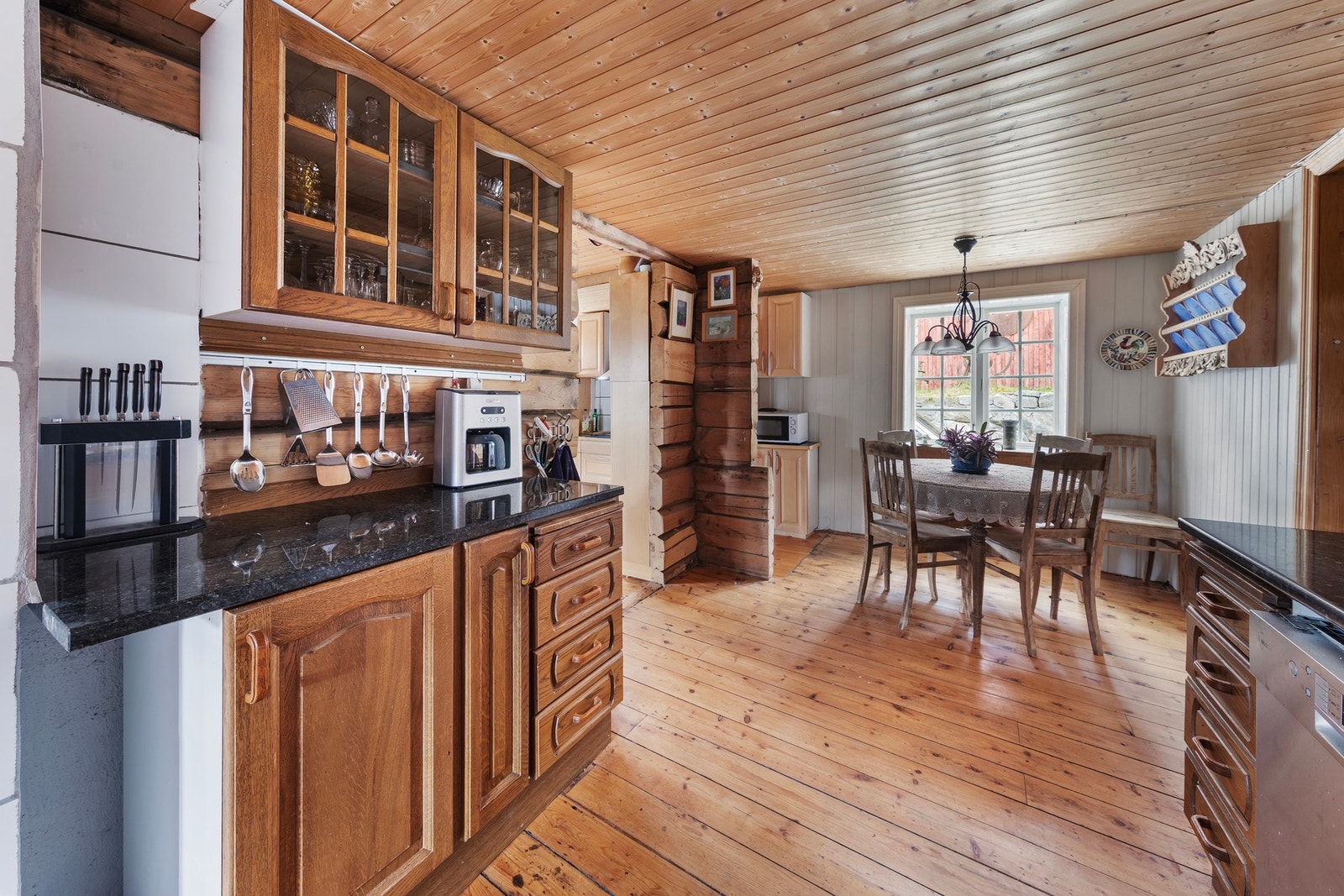 Kjøkkenet har god plass til spisegruppe Galleribilde