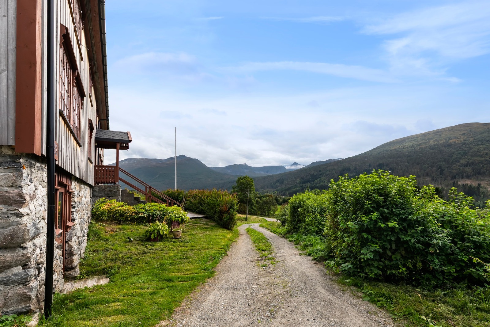 Gruslagt innkjøring til eiendommen Galleribilde