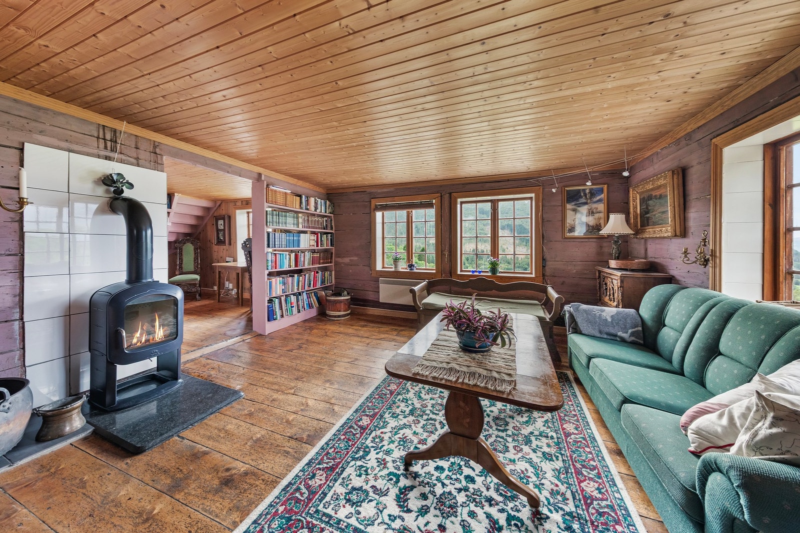 Overflater av tregulv og tømmervegger. Vedovn som oppvarming Galleribilde