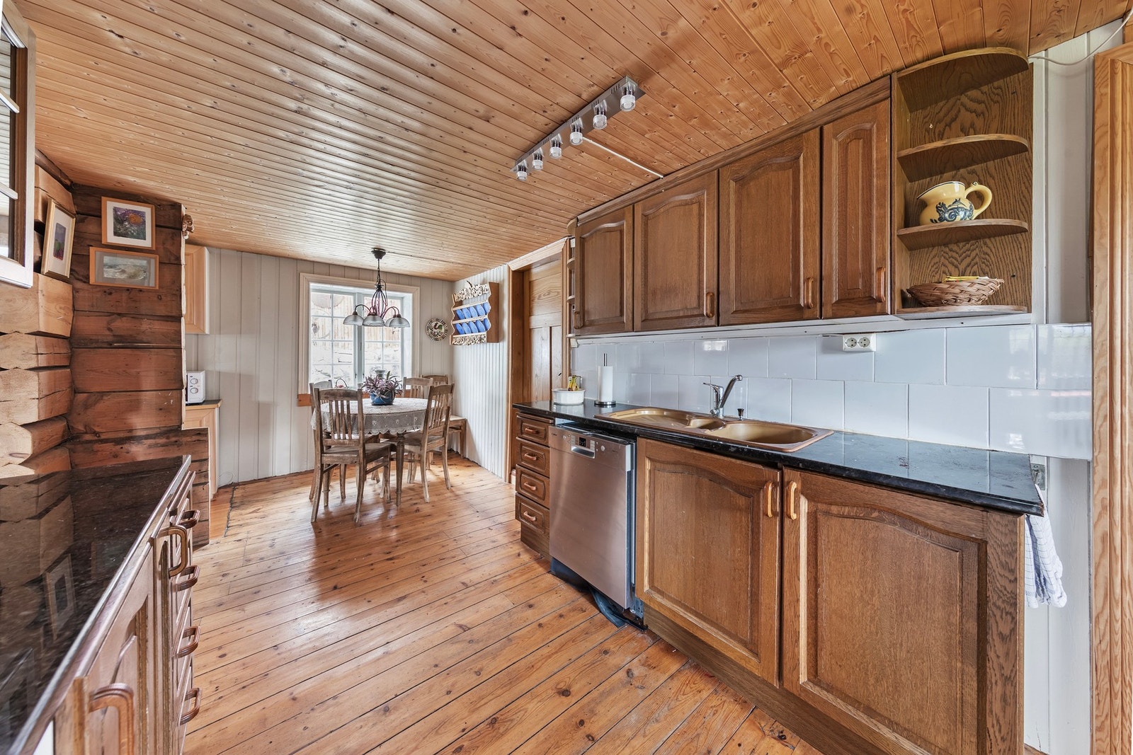 Kjøkkeninnredningen med profilerte heltre fronter/dører i bjørk og eik. Benkeplate i laminat Galleribilde