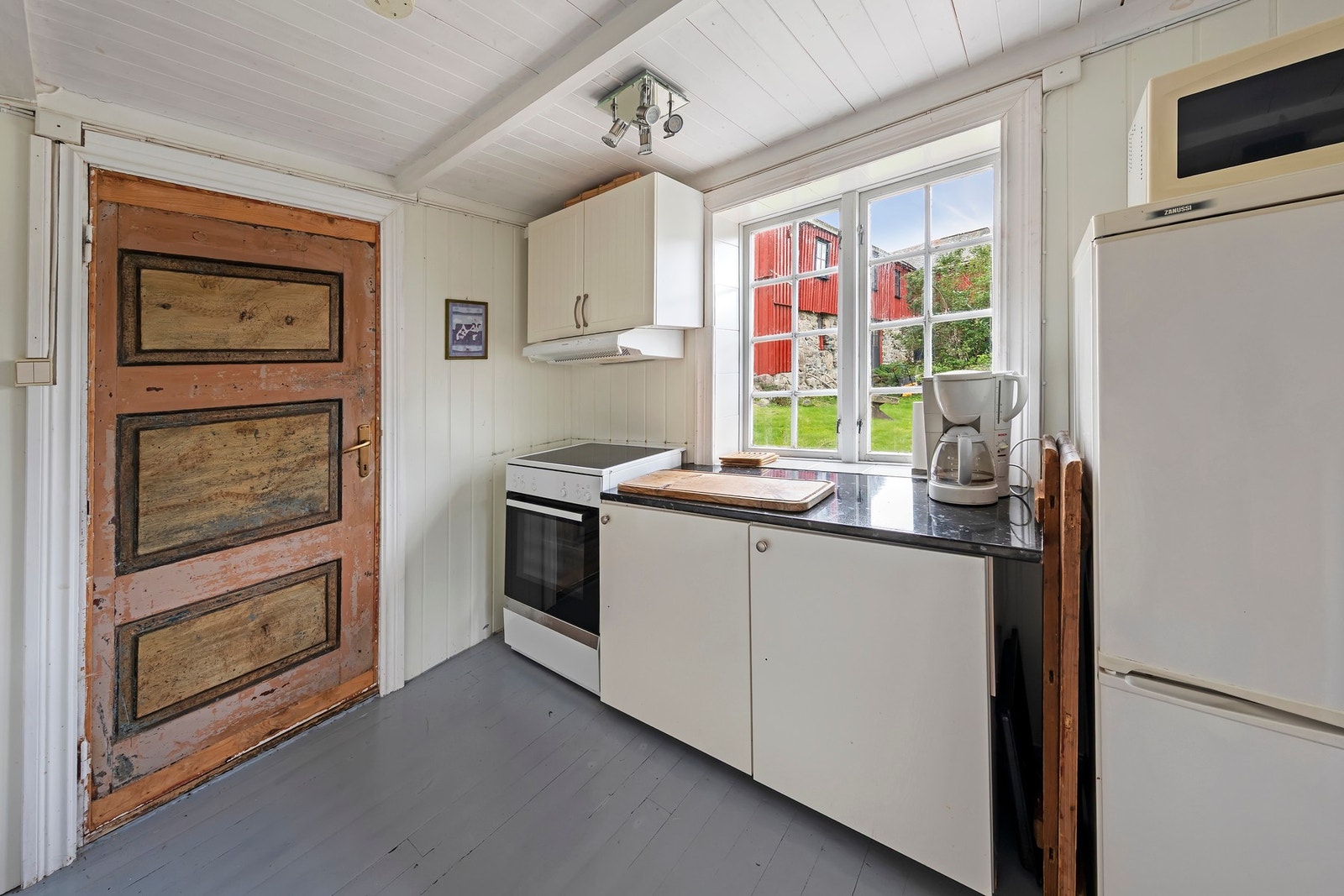 Malt tregulv og originale dører Galleribilde