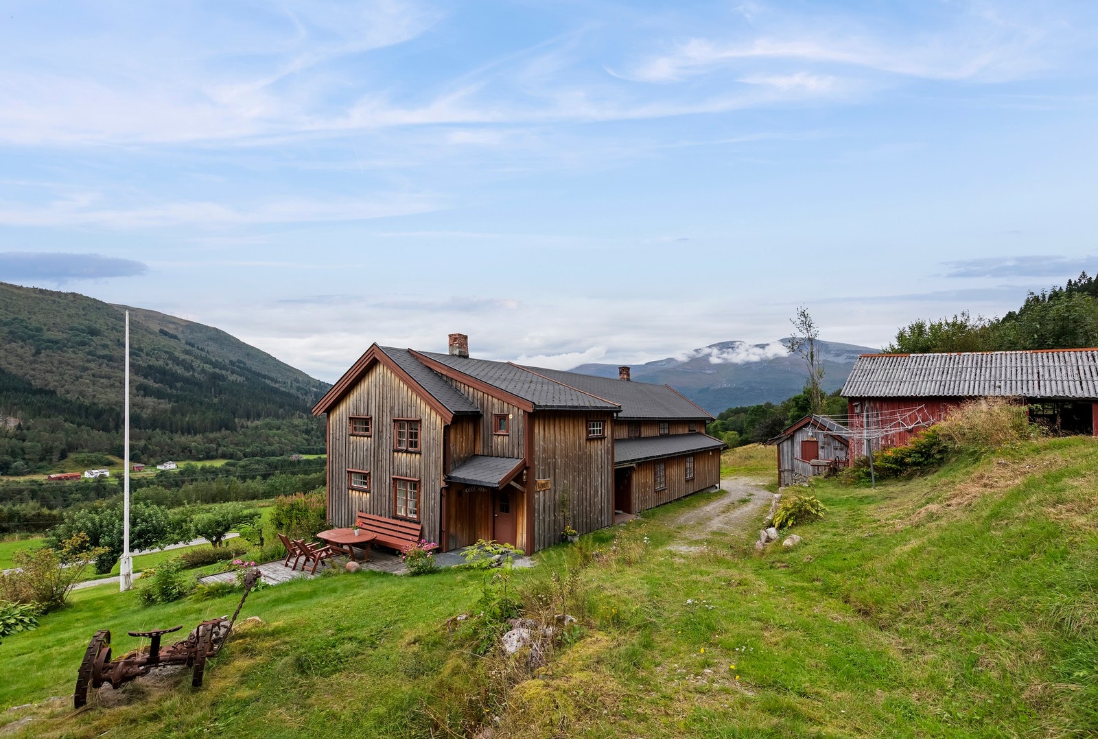 Eiendommen ligger fint til i naturskjønne omgivelser på Mittet Galleribilde