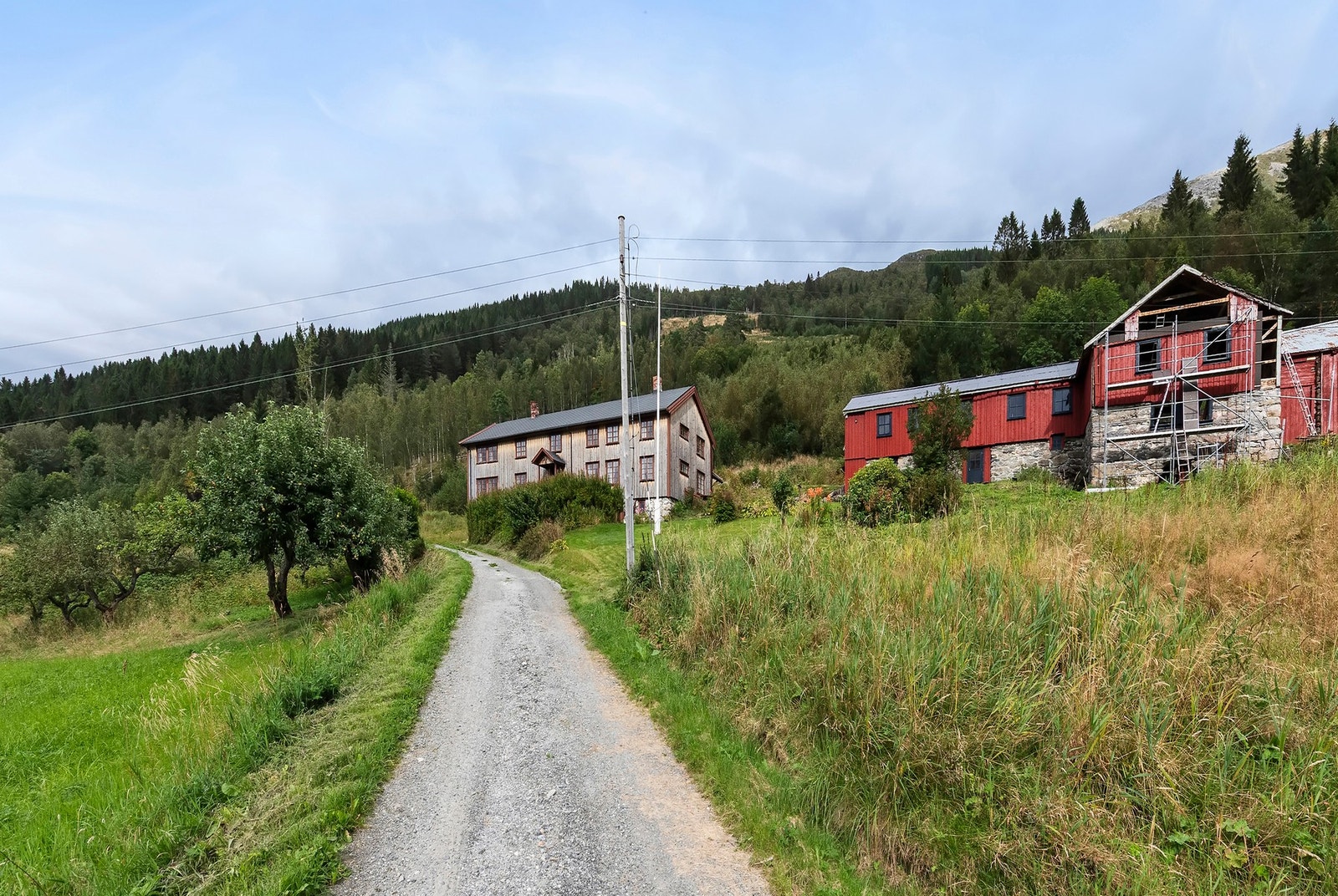 Eiendommen består av våningshus, løe, stabbur og naust Galleribilde