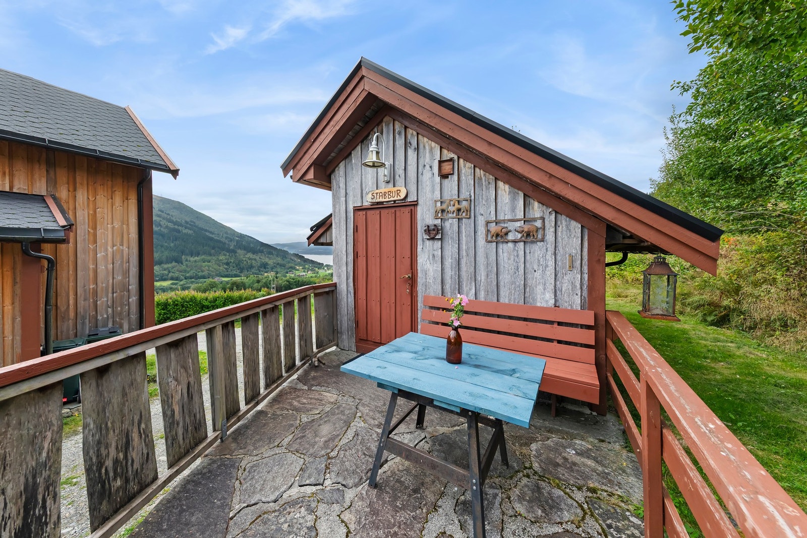 Terrasse tilhørende stabburet Galleribilde