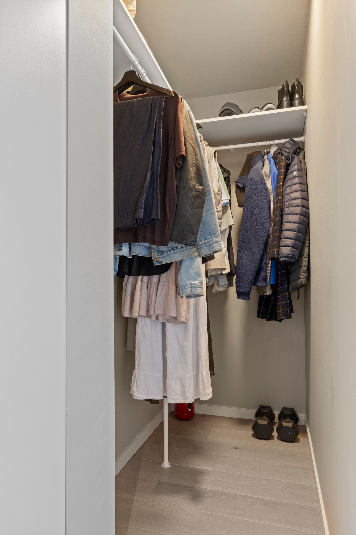 Fra soverommet er det direkte tilkomst til stor garderobe Galleribilde