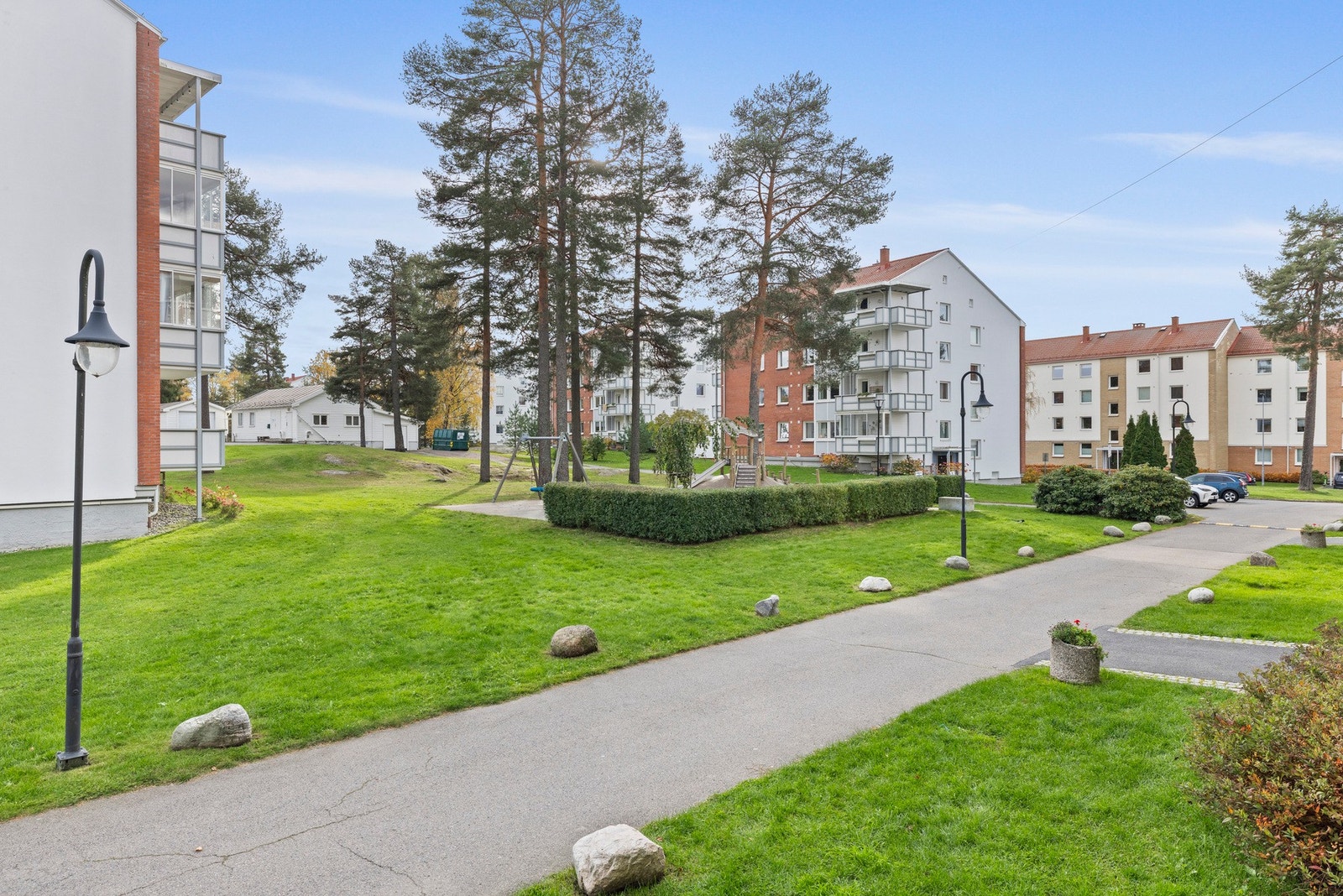 Borettslaget er pent opparbeidet med store grøntområder Galleribilde