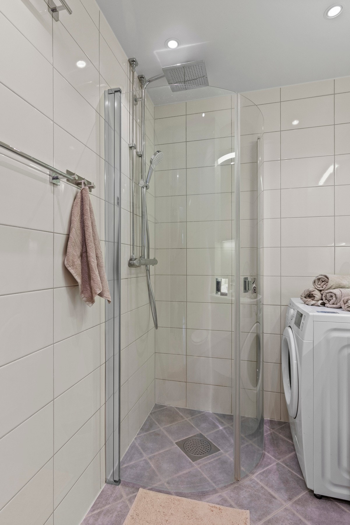 Badet har vegghengte dusjdører i glass Galleribilde