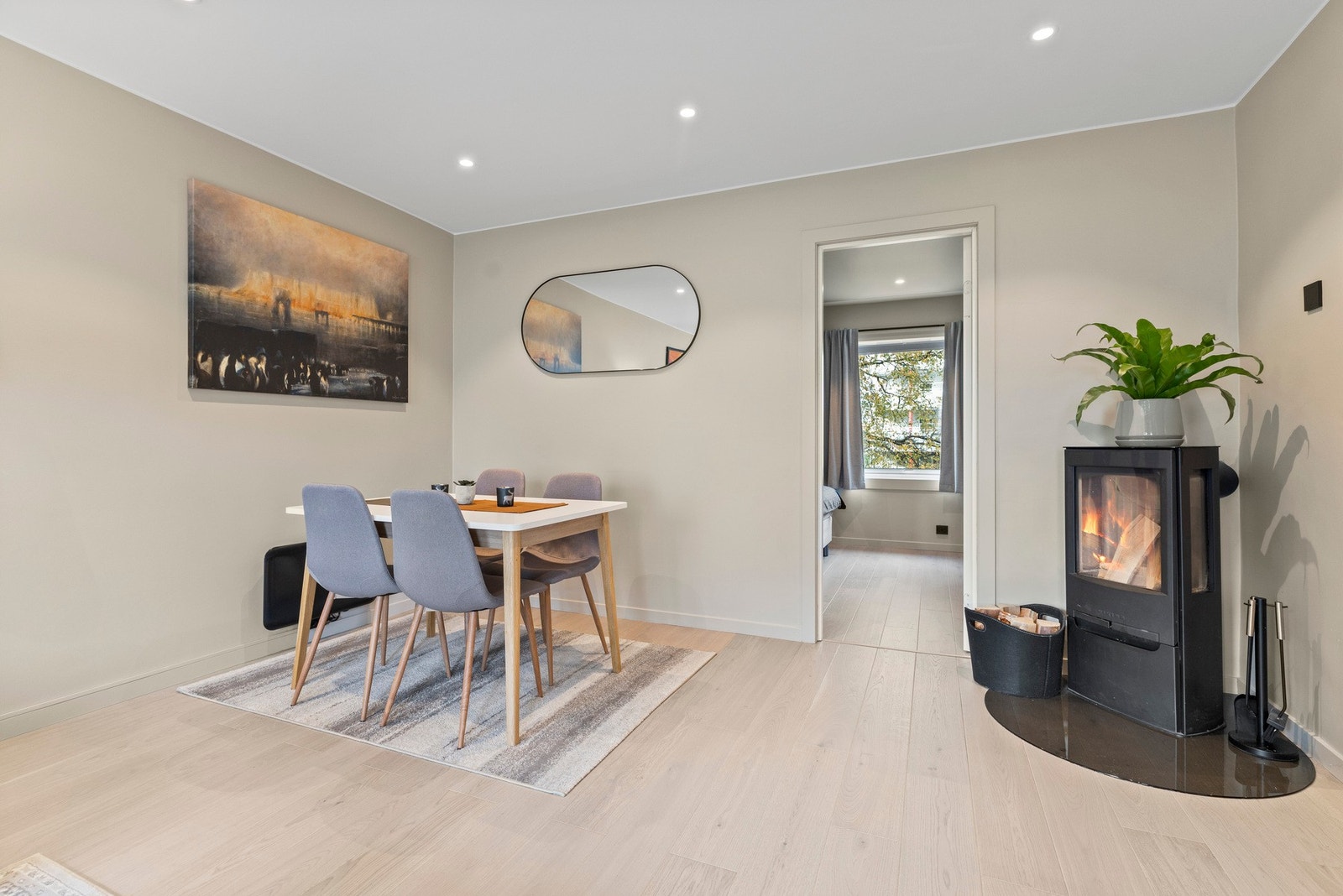 I stuen er det god plass til spisebord hvor man kan samle venner og familie til et herlig måltid Galleribilde