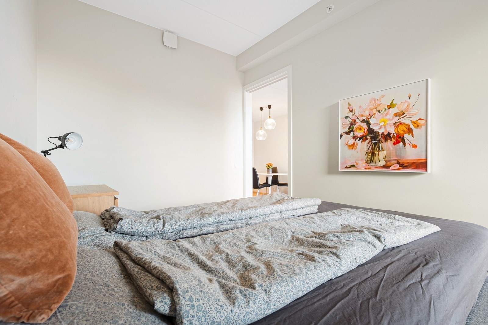 Lyst og behagelig soverom med god oppbevaring Galleribilde