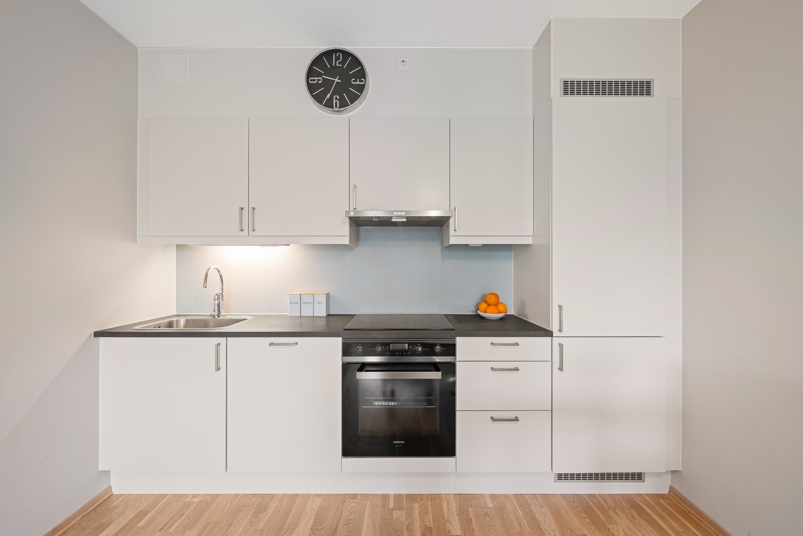 Integrerte hvitevarer - koketopp, stekeovn, oppvaskmaskin og kjøleskap med fryser Galleribilde