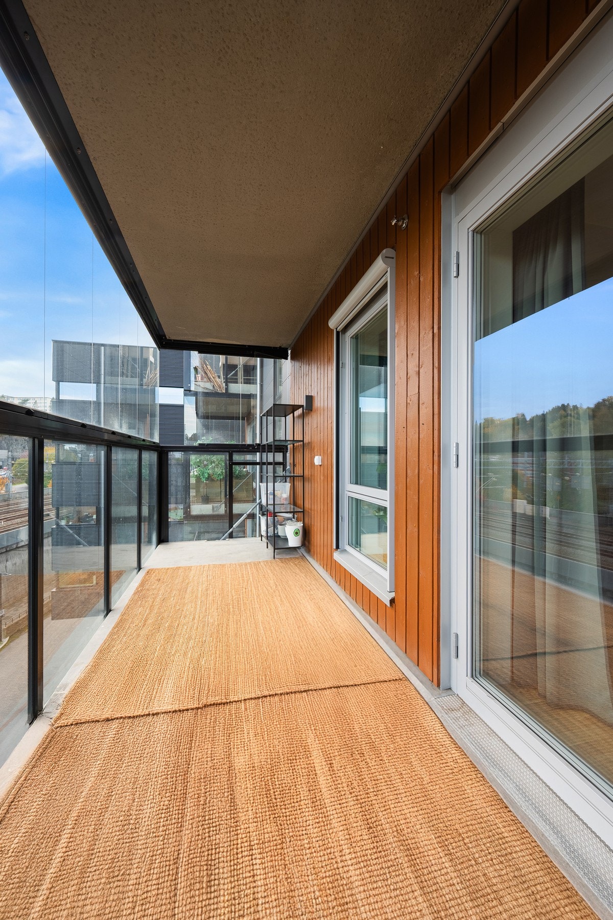 Romslig og innglasset balkong med takoverbygg Galleribilde
