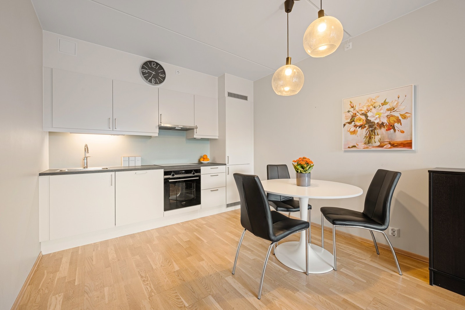 Moderne åpen løsning - stue, spisestue og kjøkken samlet Galleribilde