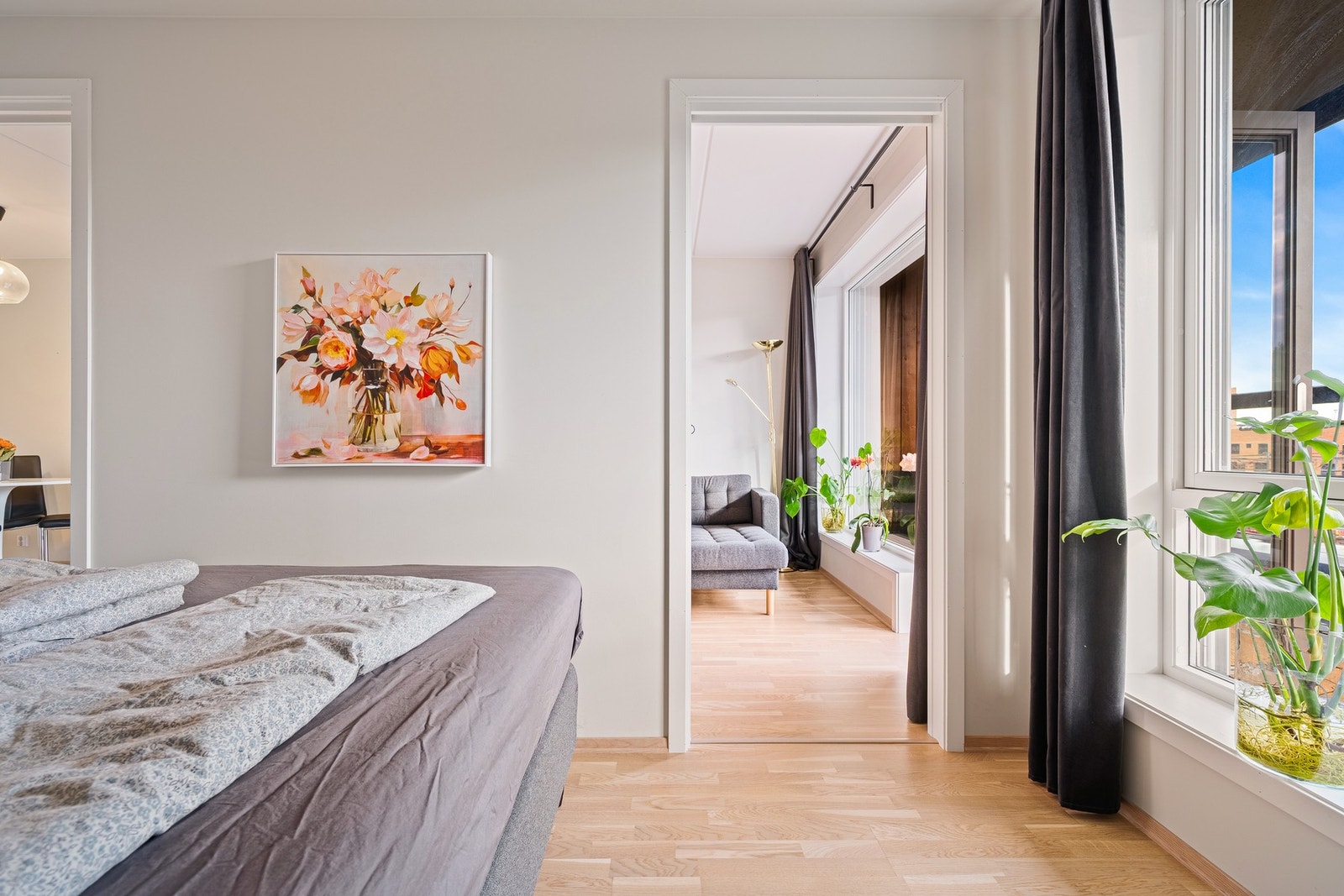 Praktisk løsning med skyvedører på hver side av sengen Galleribilde