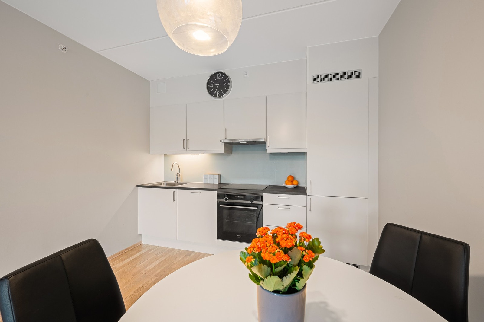 Moderne kjøkken med god plass til både oppbevaring og matlaging Galleribilde