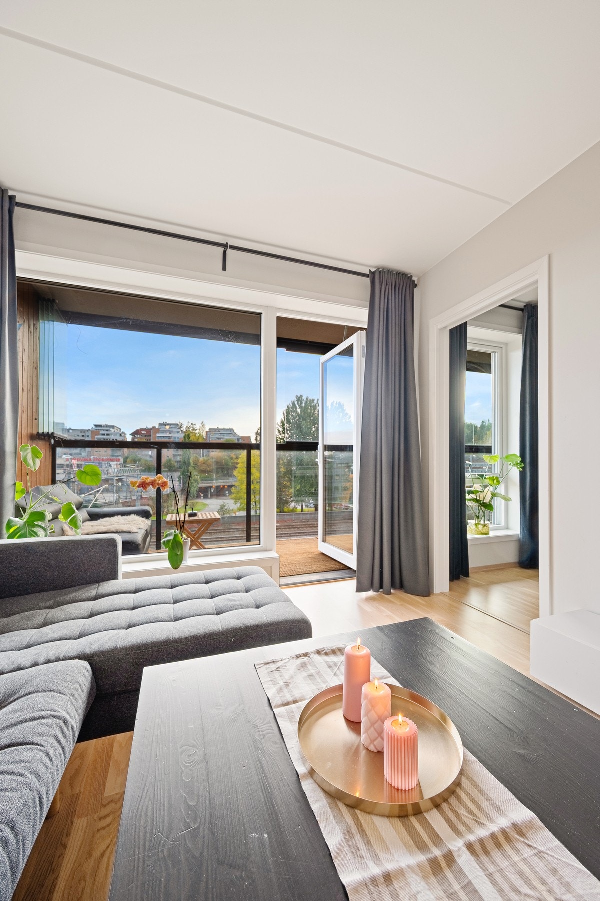 Rikelig med naturlig lys gjennom store vinduer Galleribilde