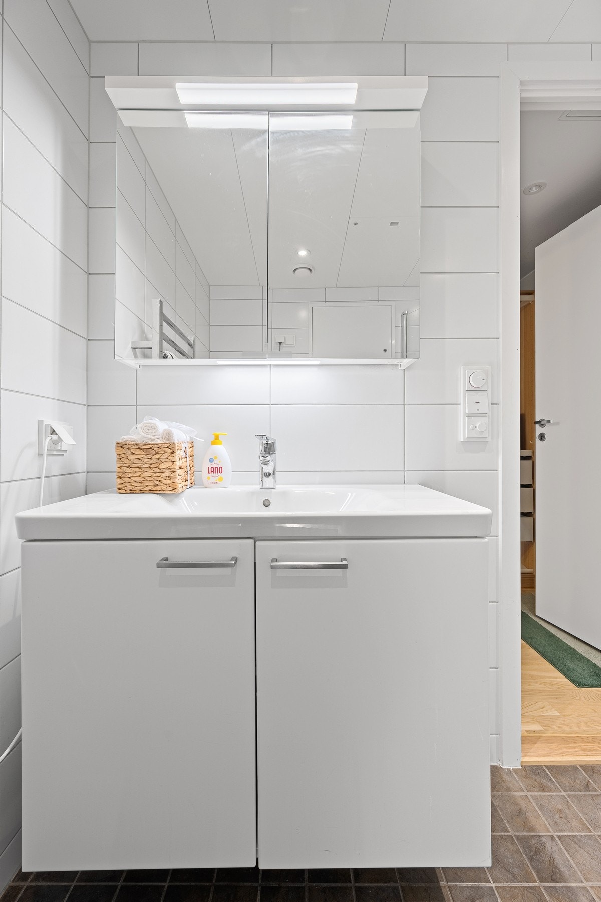 Praktisk baderom med bred servant og godt med skapplass Galleribilde