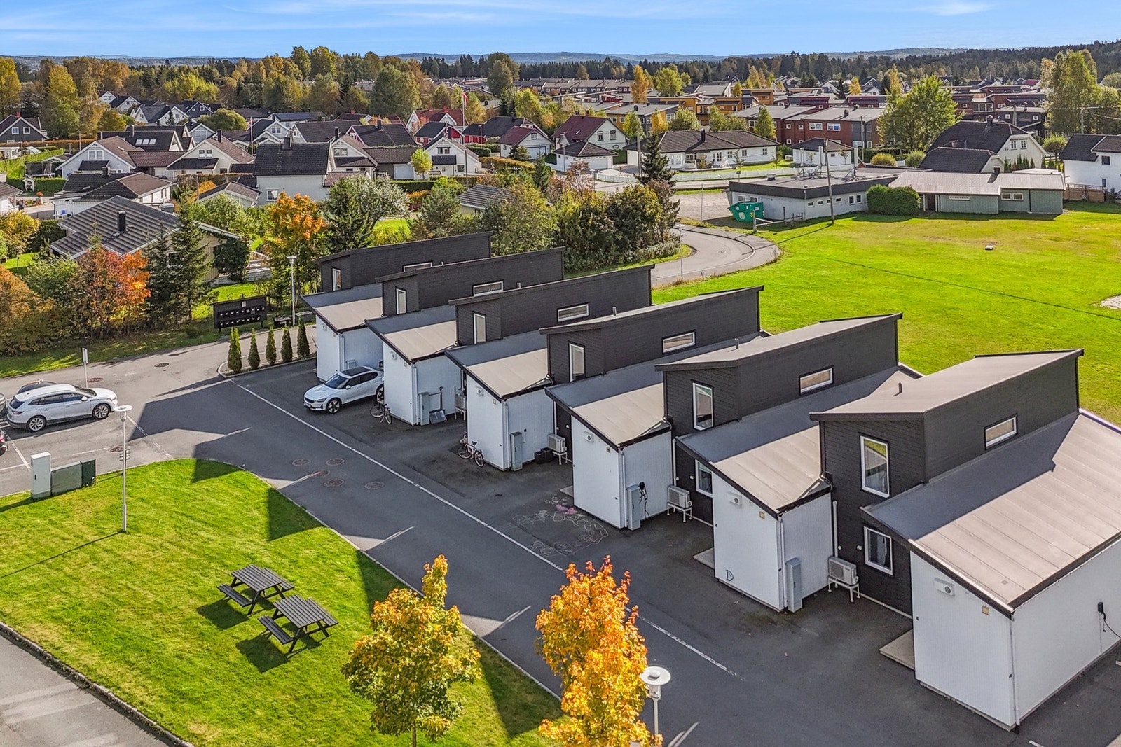 Dagligvarehandelen kan blant annet gjøres på Kiwi eller Coop. I Jessheim finnes ellers Meny, Obs Hypermarked og Rema 1000. Galleribilde