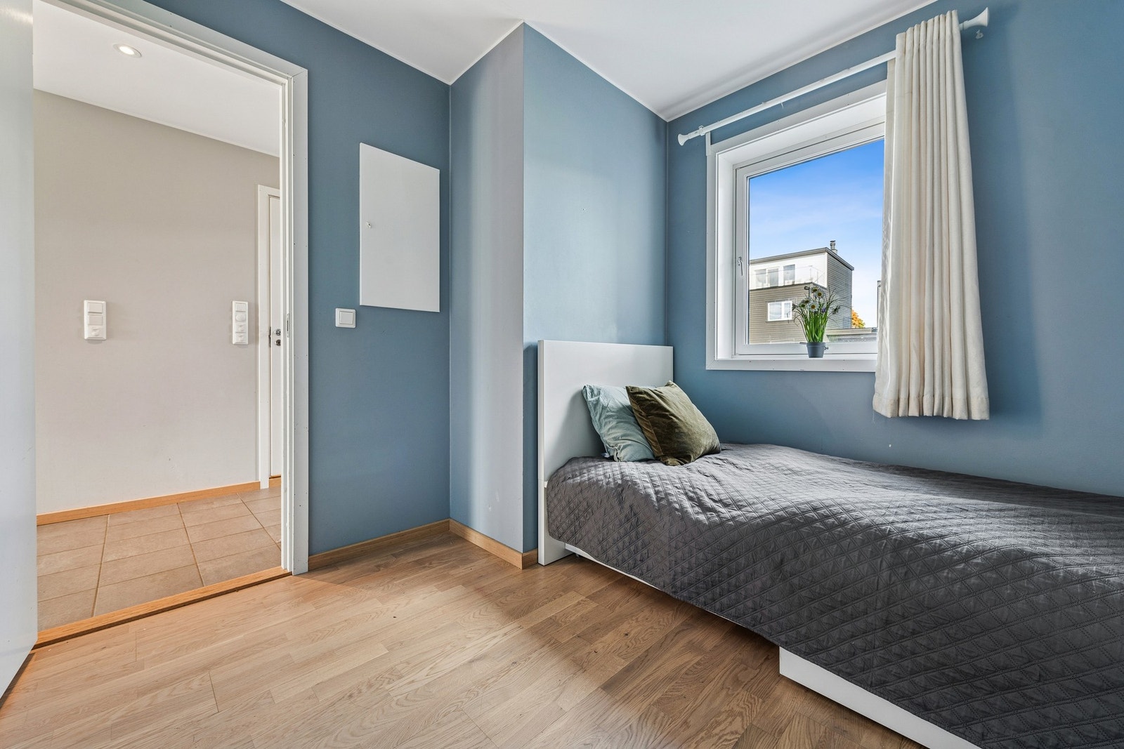 Det minste av soverommene finner du tilknyttet gangen nede, skjermet fra oppholdsrommet med et rolig uttrykk. Galleribilde