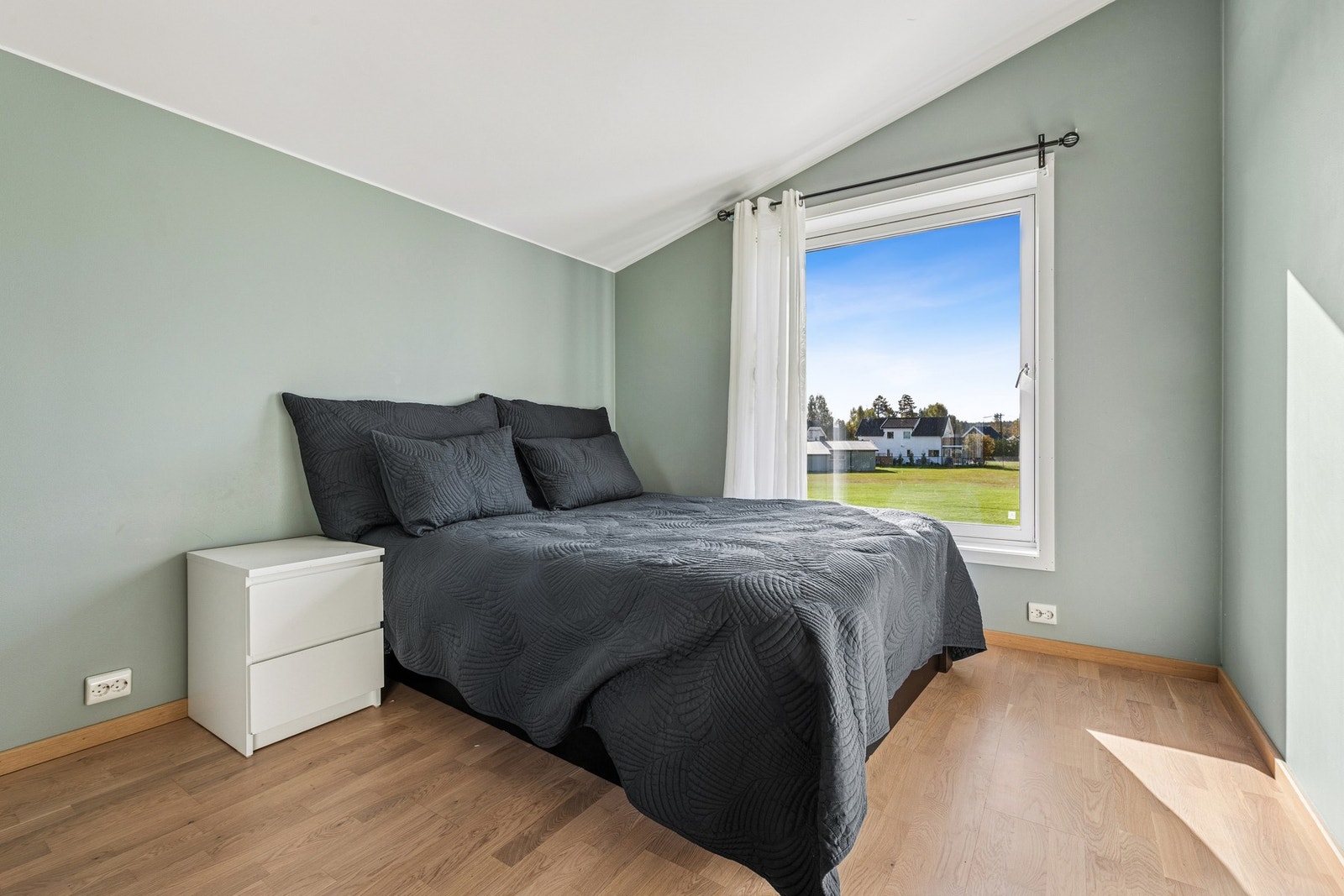 Det største av soverommene finner du i andre etasje, dette er av romslig karakter med luftig takhøyde Galleribilde