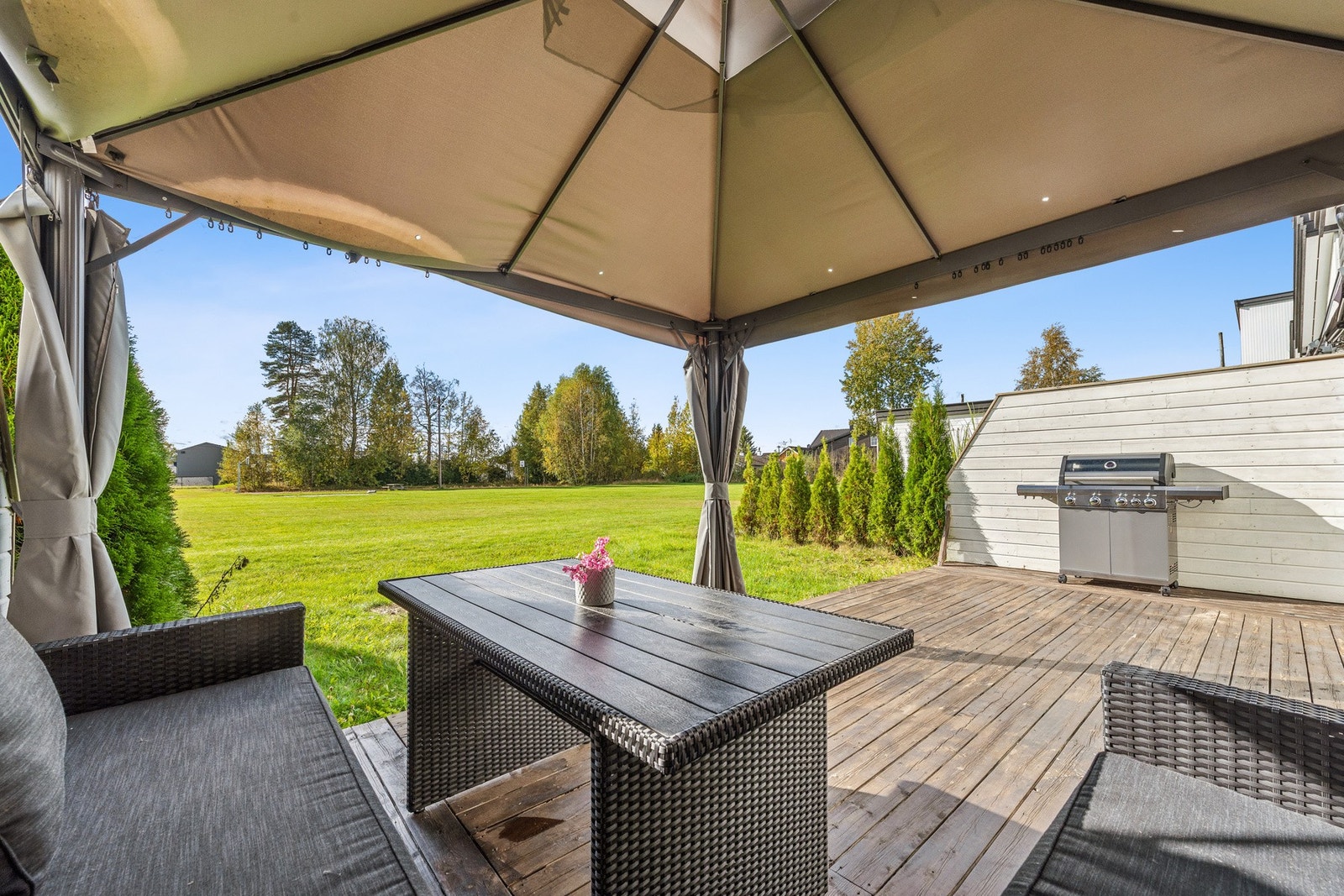 På markterrassen er det god plass til både sittegruppe og grill. Galleribilde