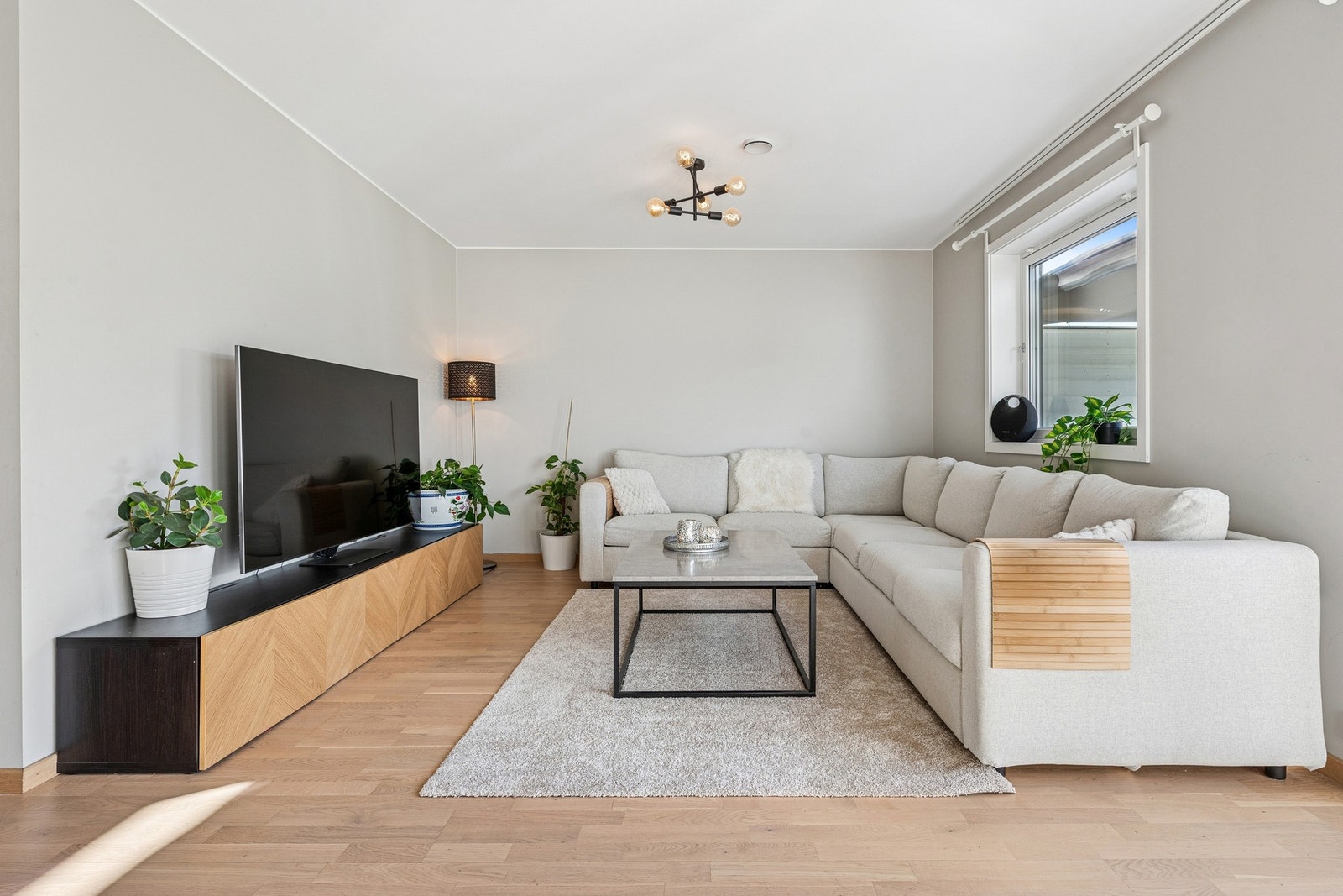 Herfra er det utgang til en stor markterrasse som forlenger oppholdsrommet ut i sommerhalvåret. Galleribilde