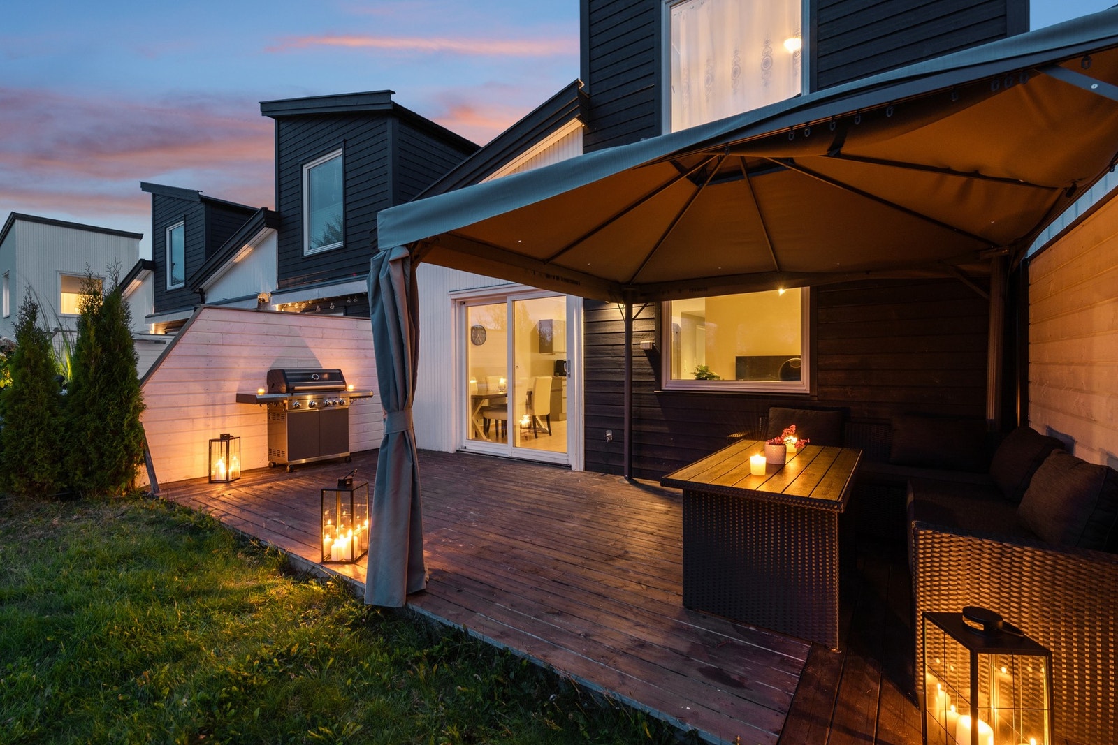 Fra stuen er det utgang til en solrik markterrasse sydvest vendt sådan Galleribilde