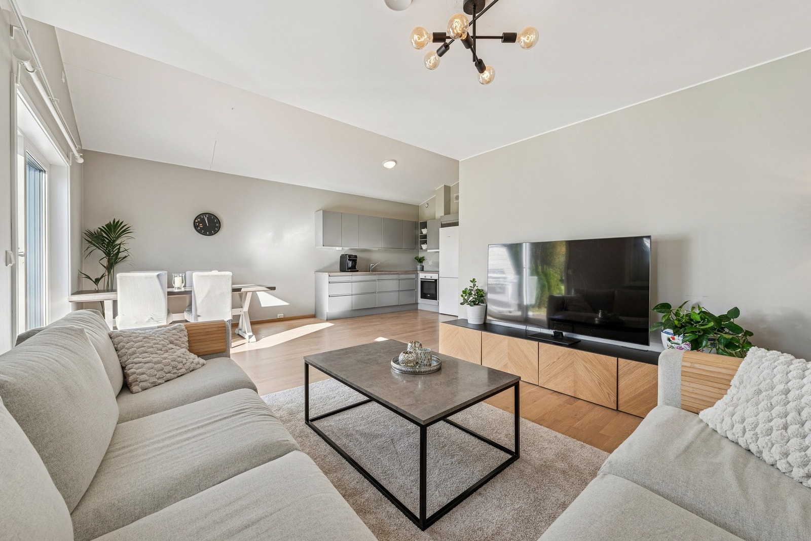 Boligen har en svært god beliggenhet i et meget barnevennlig boligområde på Ekornrud Galleribilde