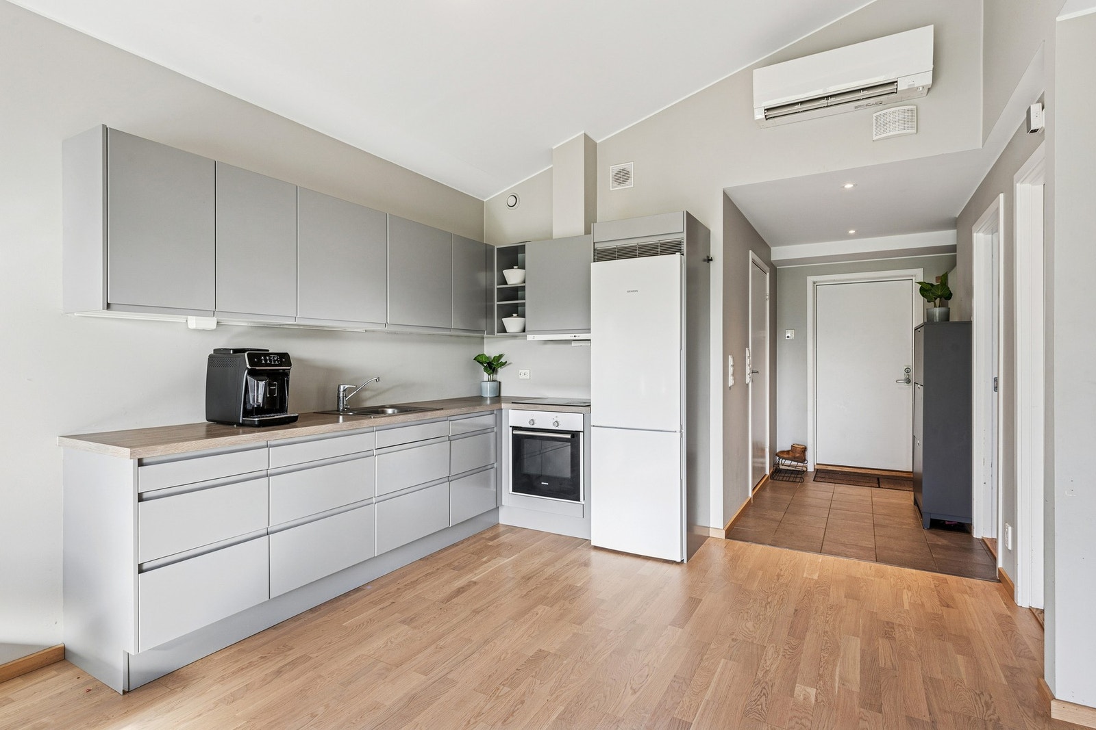 Kjøkkenet med åpen løsning mot stue som gir en sosial atmosfære og fine lysforhold gjennom store vindusflater. Galleribilde