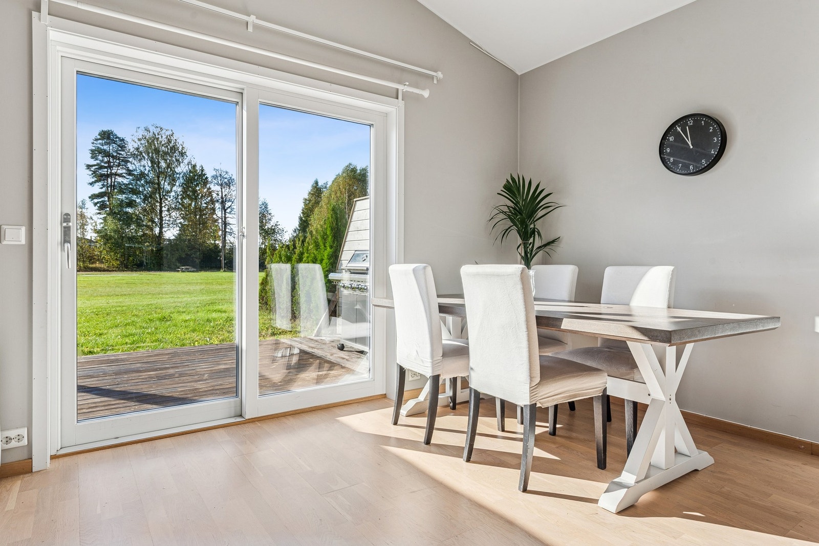 Plass til spisebord i tilknytning til kjøkkenet gjør rommet både praktisk og trivelig. Galleribilde