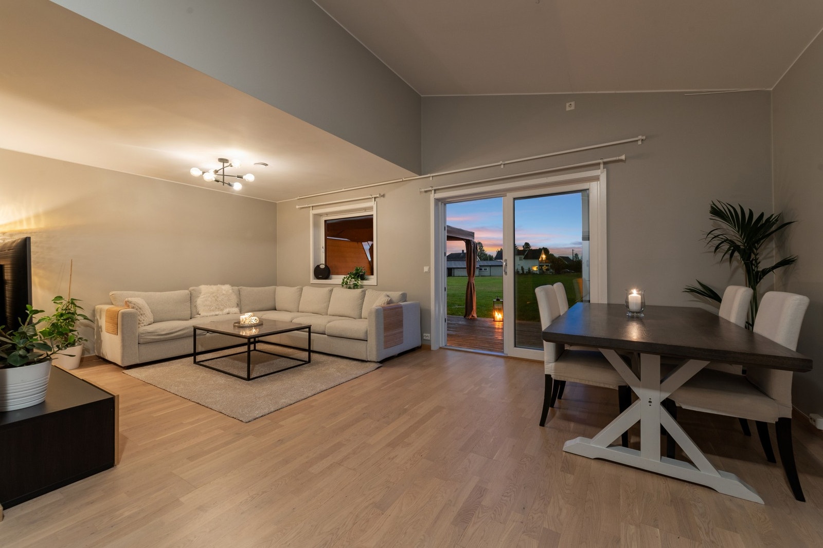 Lys og romslig stue med god plass til sofaløsning og spisestue samt tilhørende møblement. Galleribilde