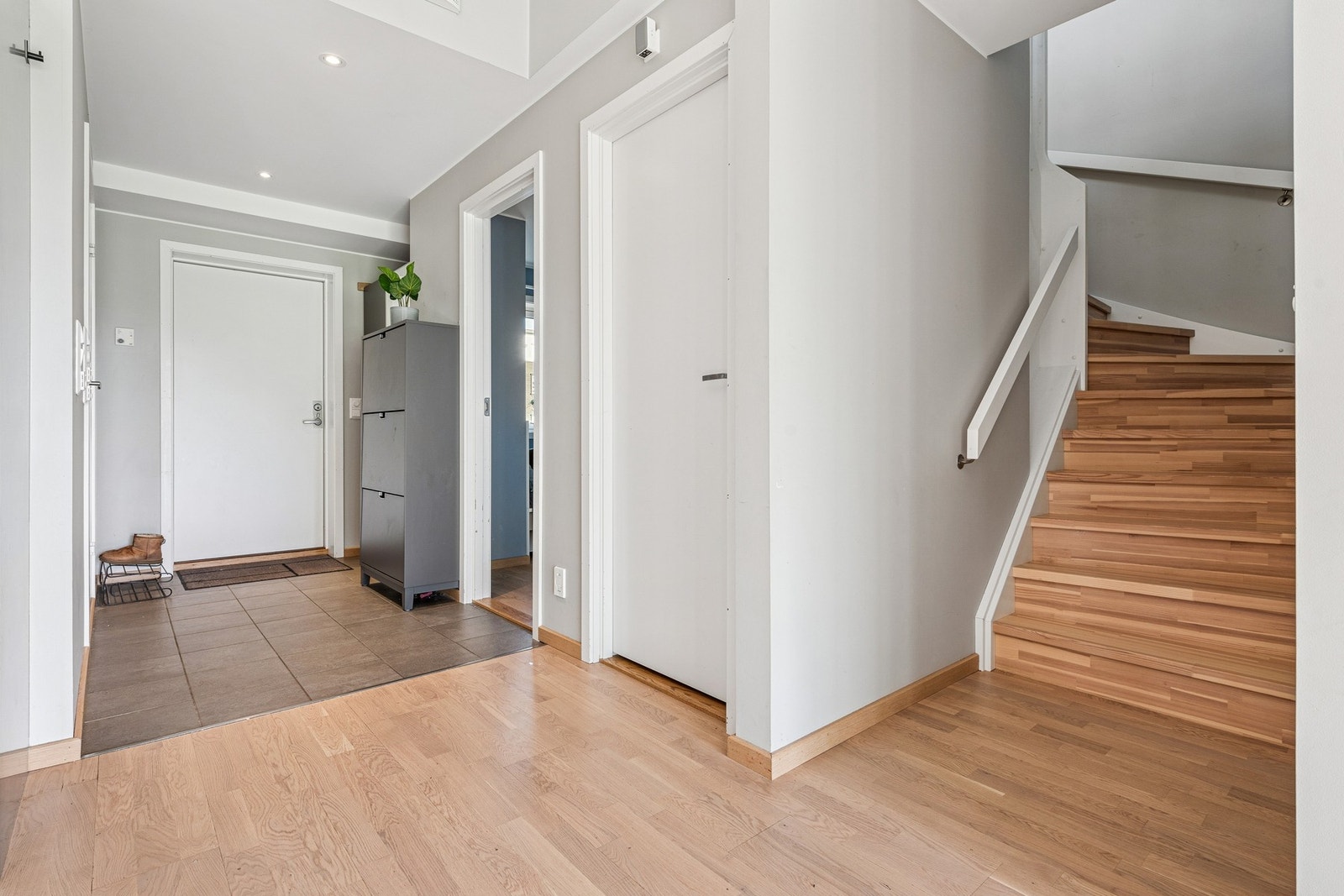 Lys og praktisk entré med plass til oppbevaring av yttertøy og sko. Her er det flislagt gulv med varme, veldig praktisk for av og påkledning. Galleribilde