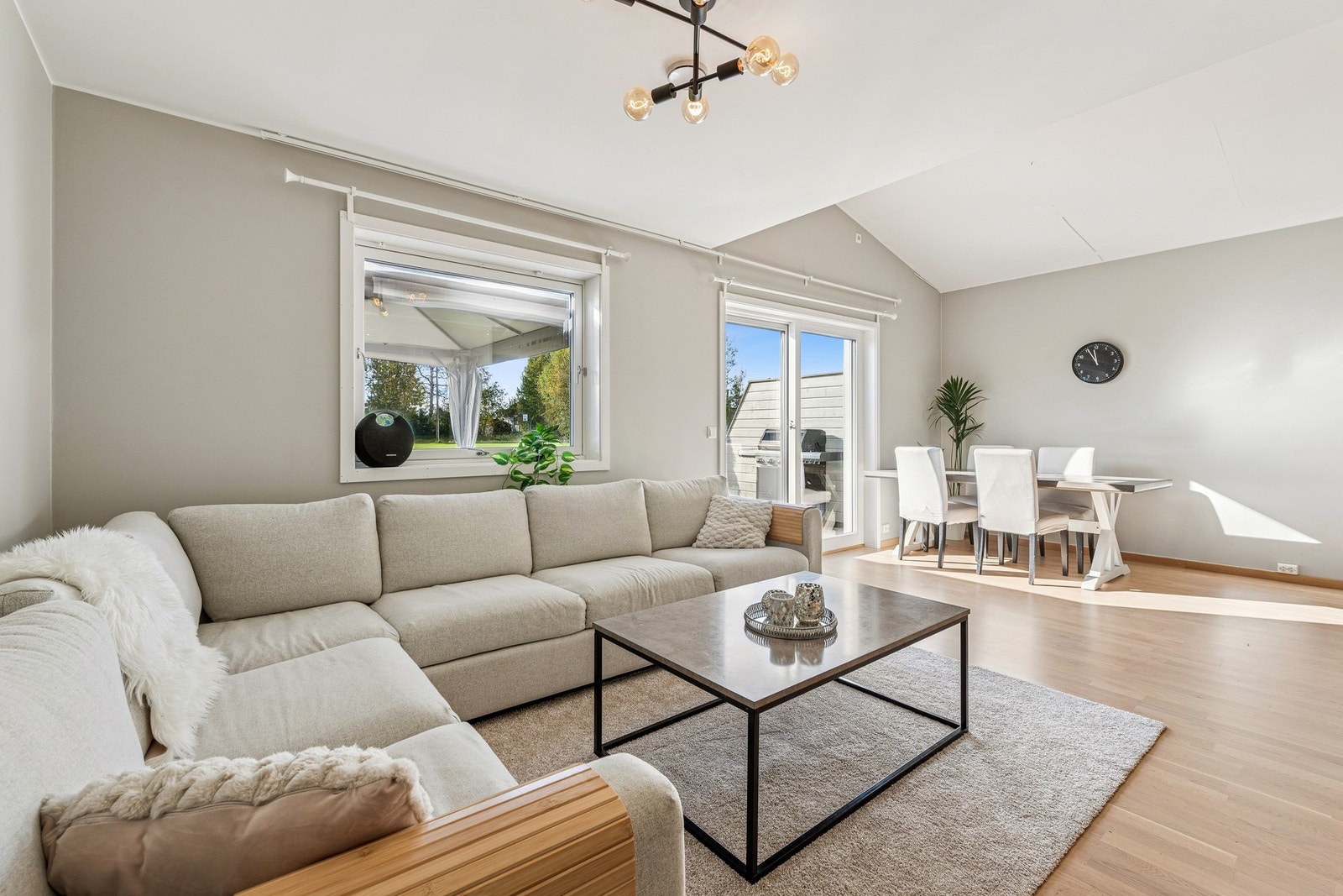 Stuen er malt i nøytrale farger, noe som gjør det enkelt å møblere her. Galleribilde