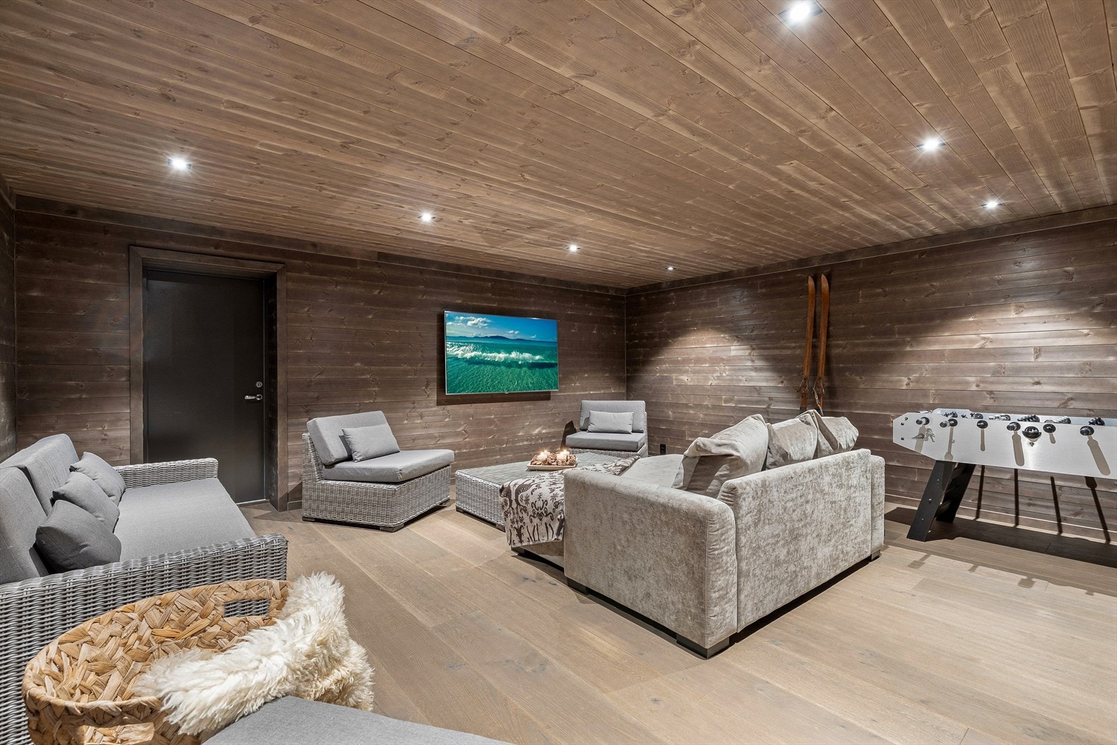 Plass til fleire ulike sosialsoner og aktivitetsbord for dei små. Galleribilde