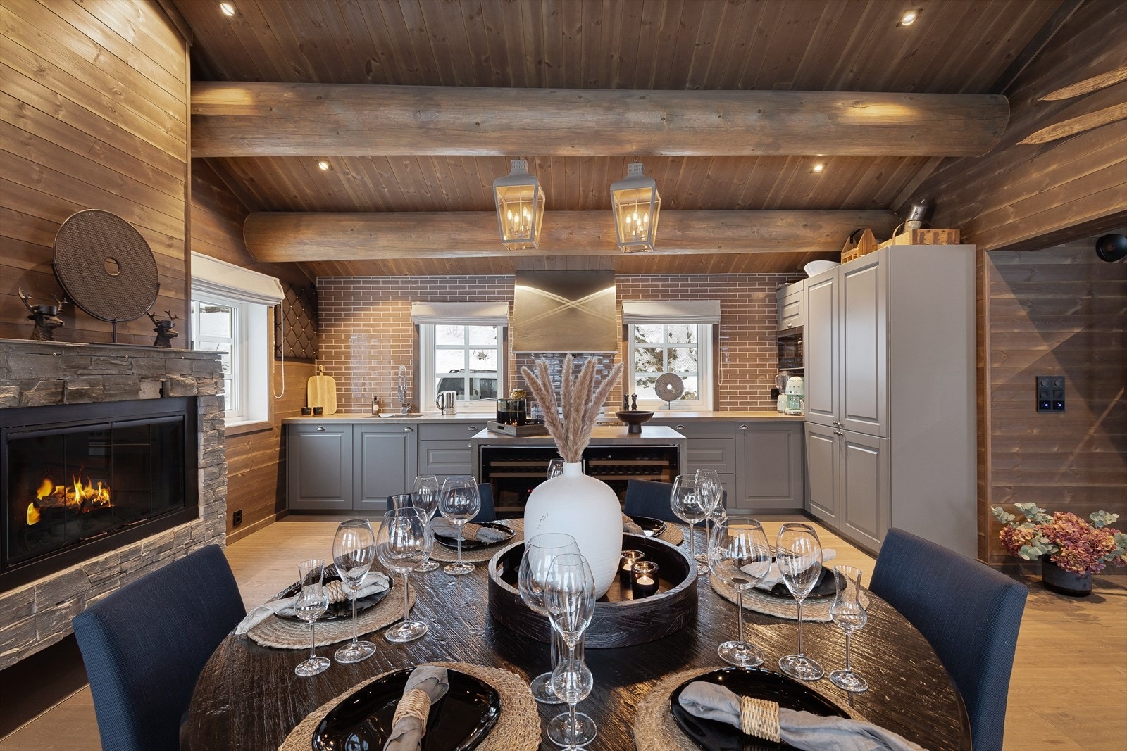 Kjøkkenet er utstyrt med integrerte kvitevarer som mikrobølgeovn, kjøleskap og vinskap i barløysing. Galleribilde