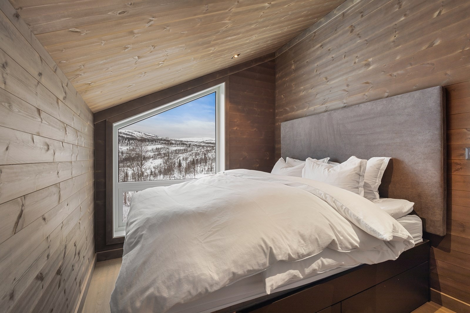 Loftsetasjen inneheld wc og 3 soverom av god storleik. Galleribilde