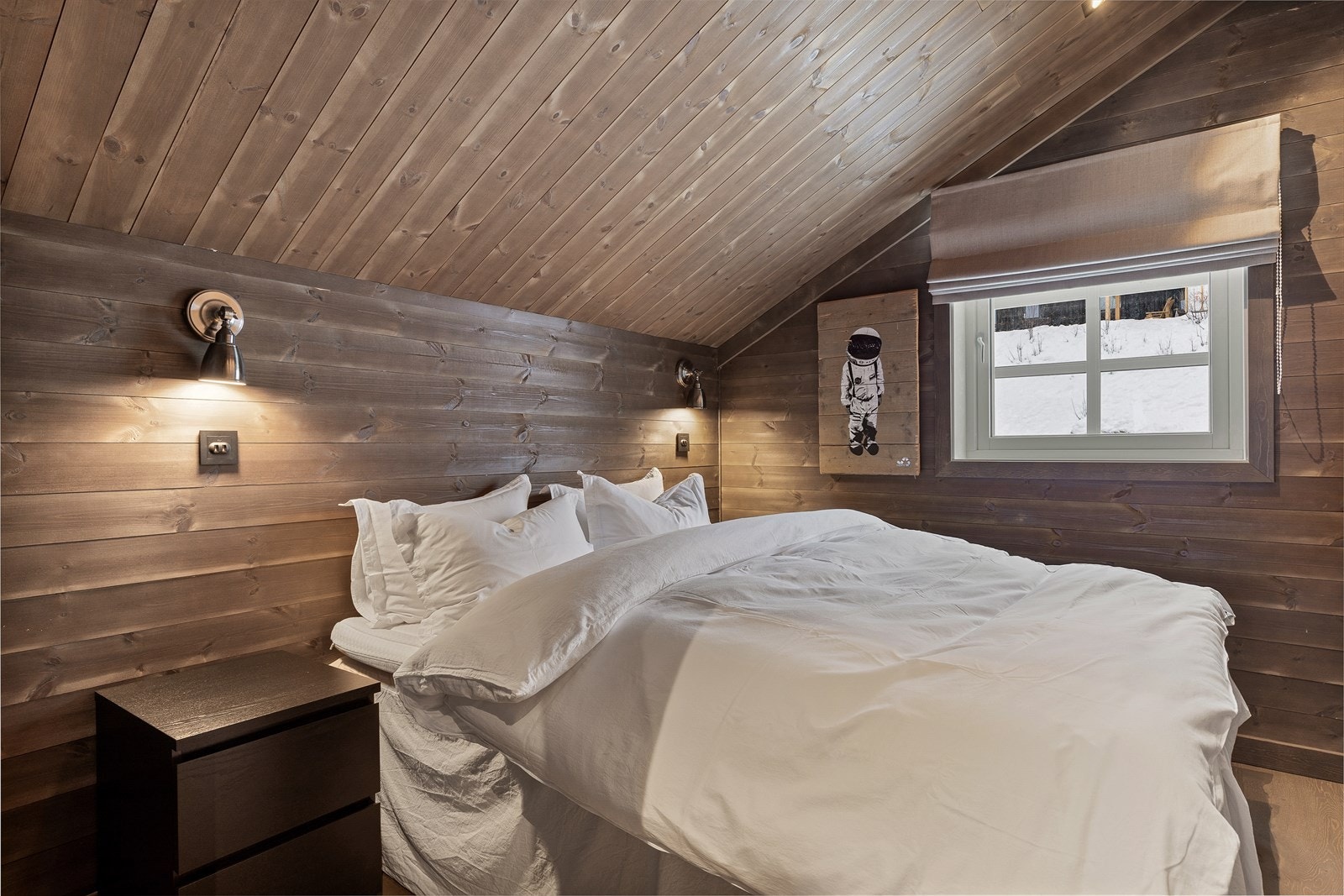 ... nattbord, samt kommode. Galleribilde